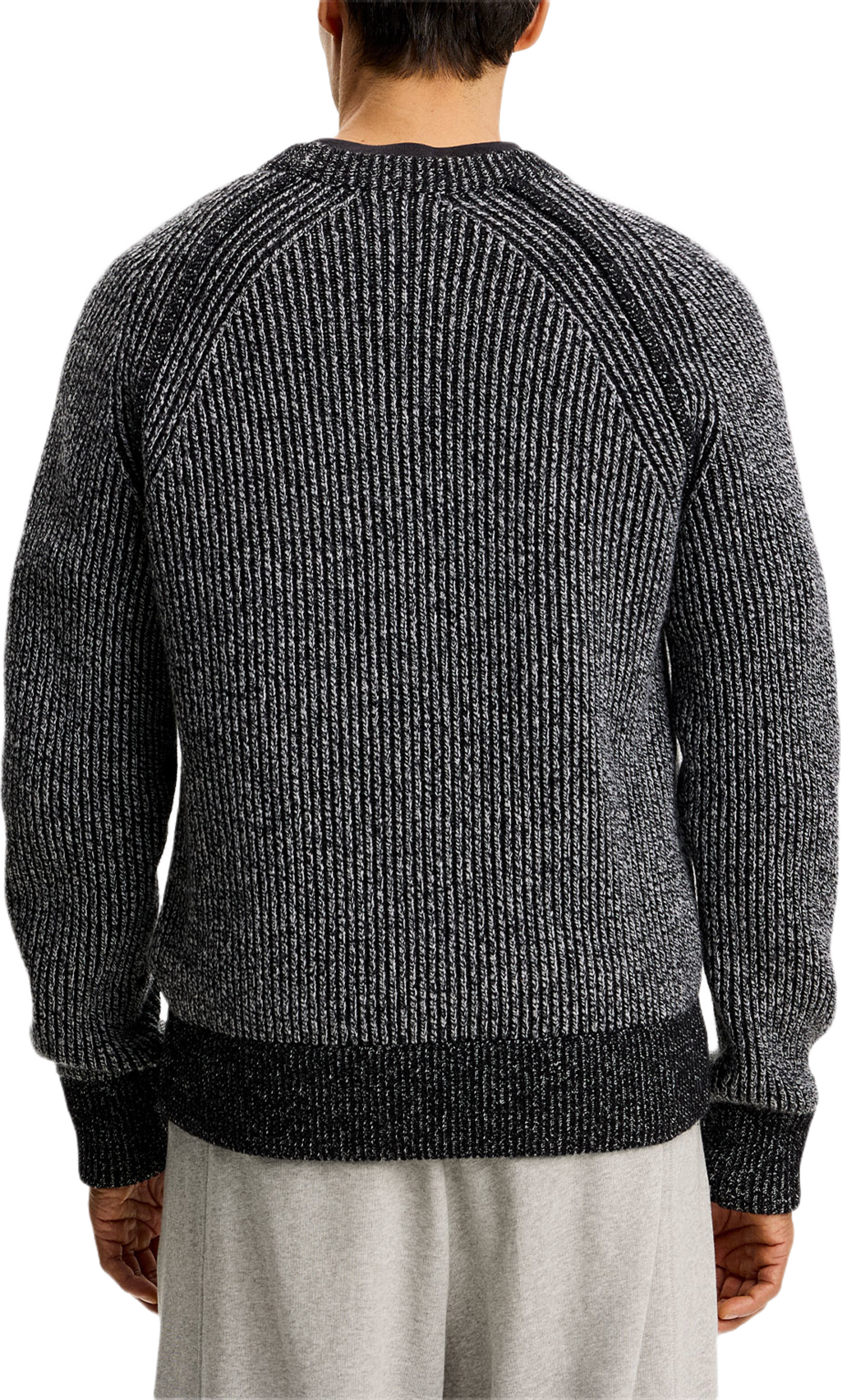 Fred Knitted Crew Neck, från J.Lindeberg, i färgen Dark Grey Melange. Klicka för att öppna bilden i stort format