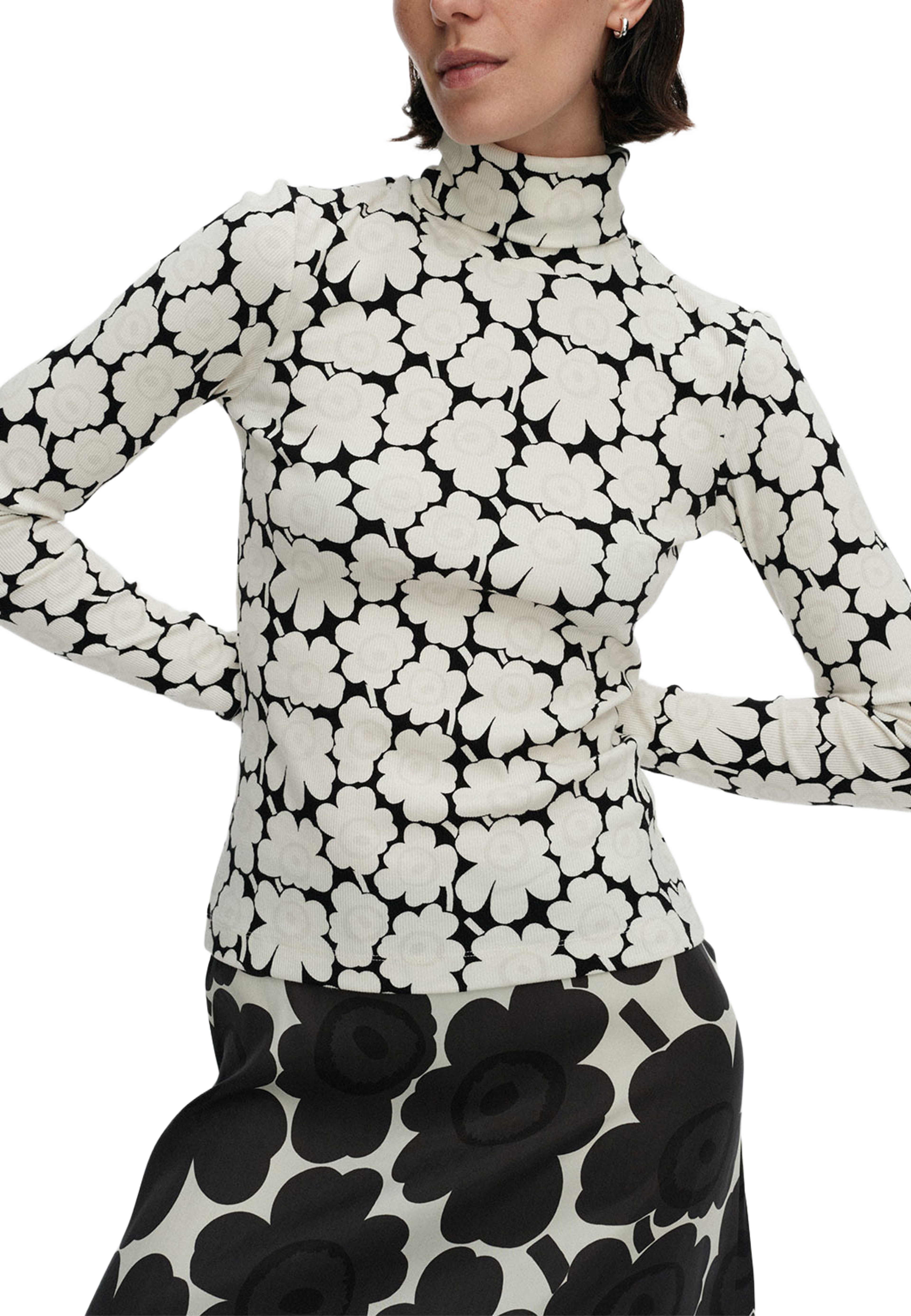 Emali Unikko Turtleneck shirt, från Marimekko, i färgen White, Black, Light Grey. Klicka för att öppna bilden i stort format