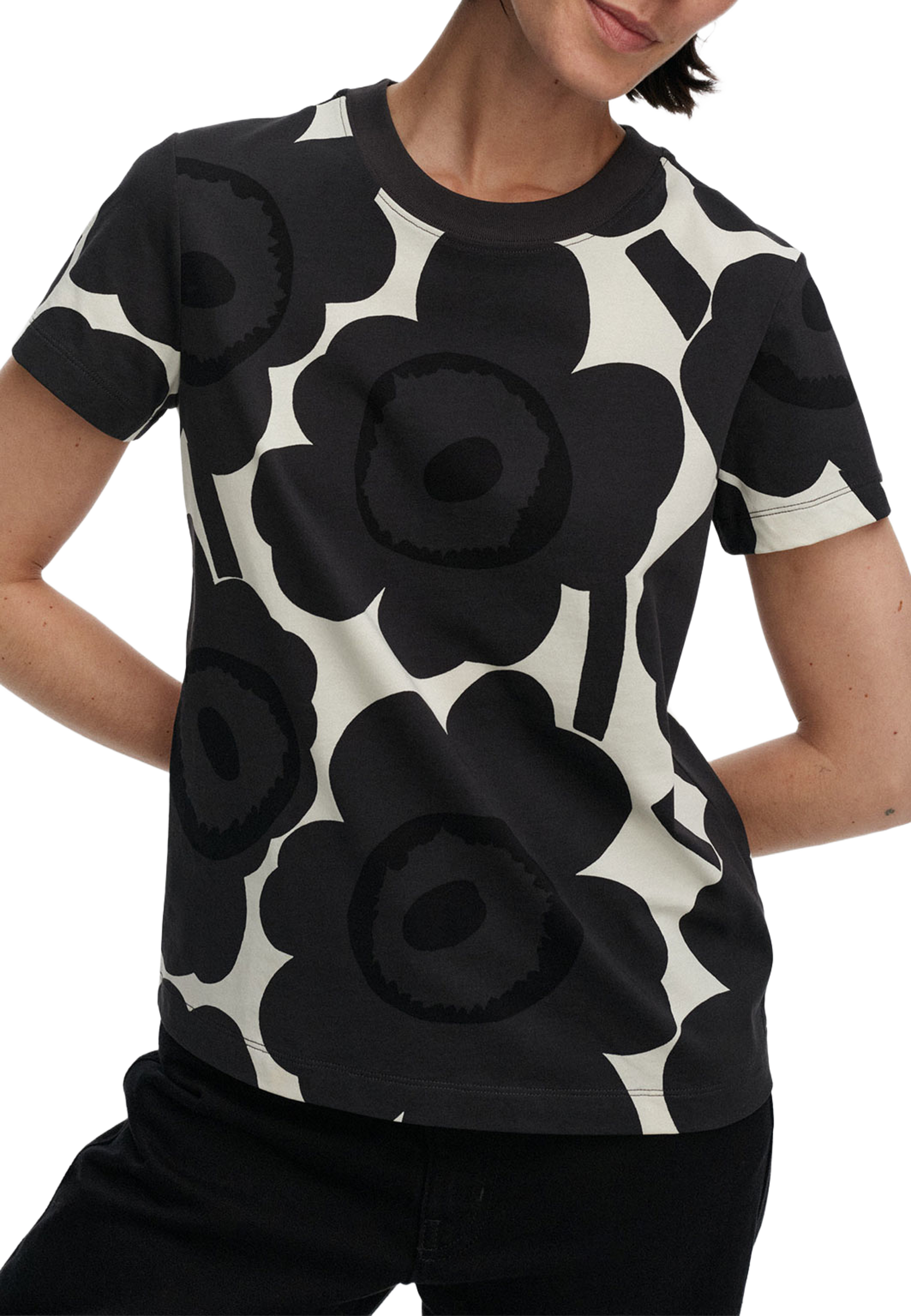 Heleys Unikko T-shirt, från Marimekko, i färgen Off-white, Dark Grey, Black. Klicka för att öppna bilden i stort format