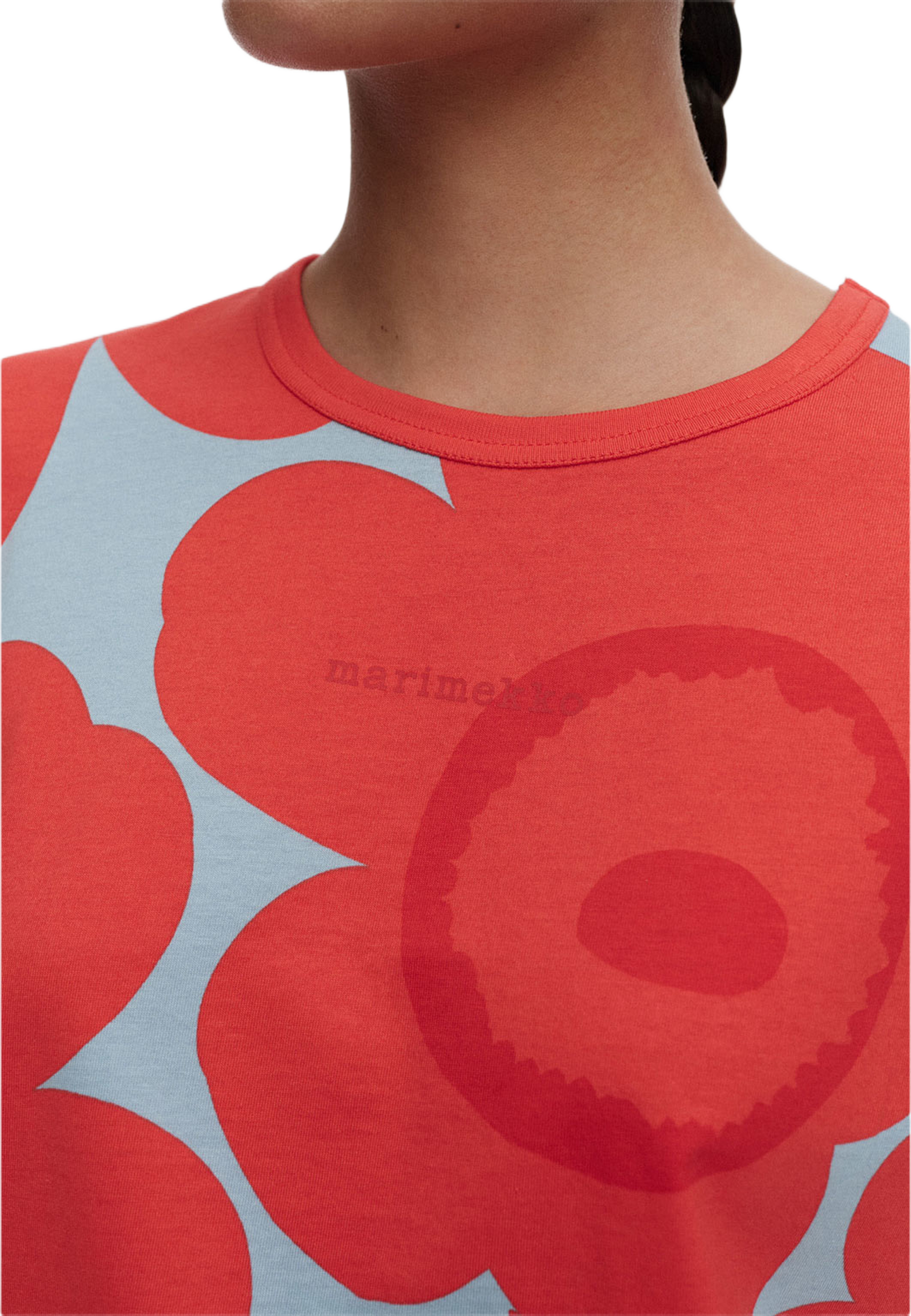 Erna Unikko T-shirt, från Marimekko, i färgen Light Blue, Red. Klicka för att öppna bilden i stort format