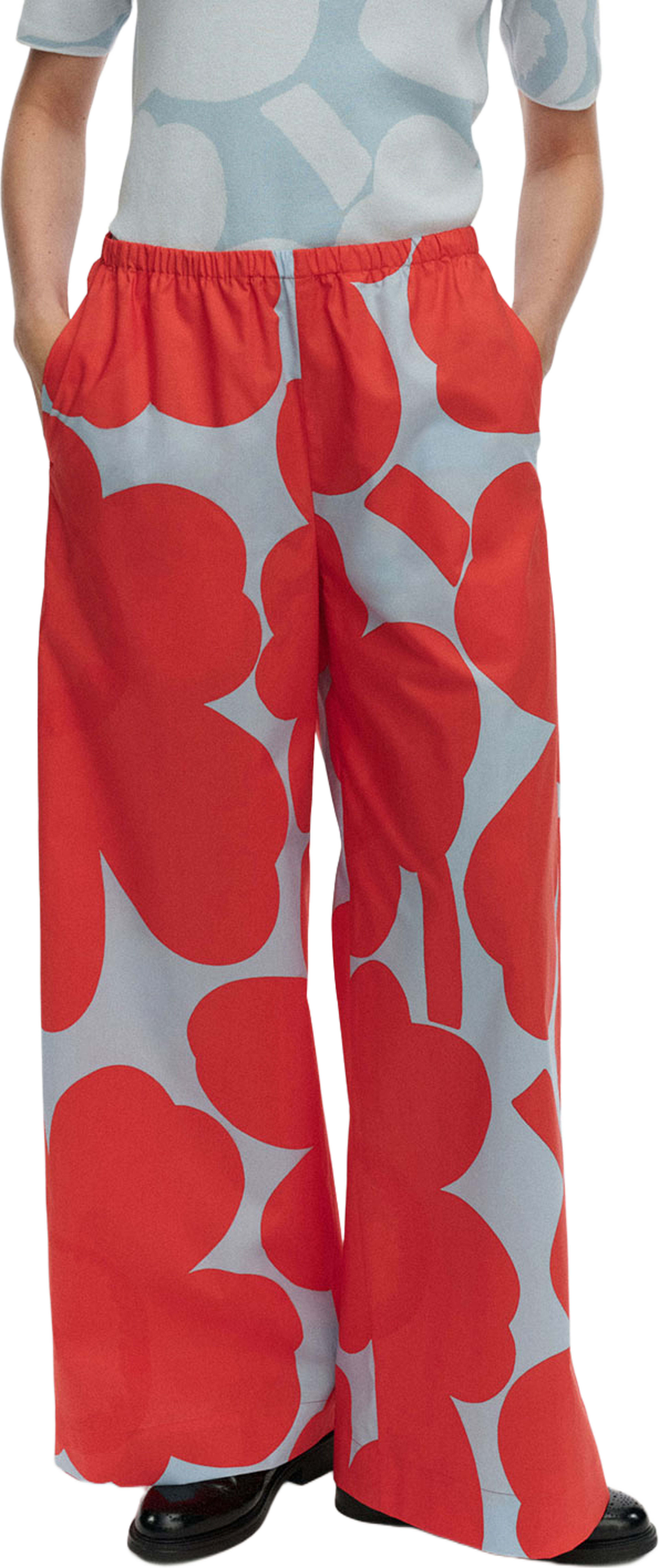 Kappale Unikko Trousers, från Marimekko, i färgen Red, Light Blue. Klicka för att öppna bilden i stort format