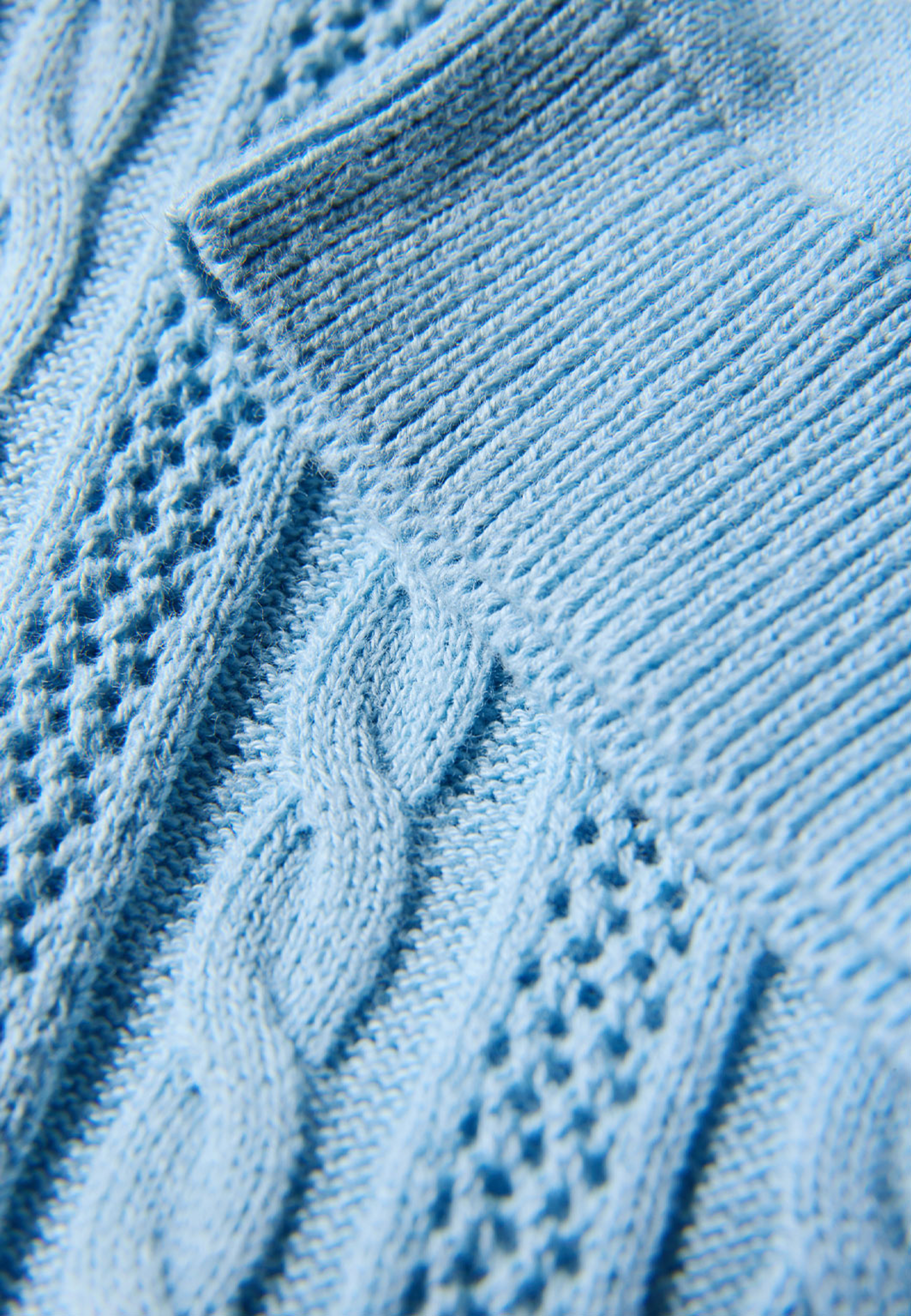 Knitted S/S cable v-neck polo Knit, från Lindbergh, i färgen Sky Blue. Klicka för att öppna bilden i stort format