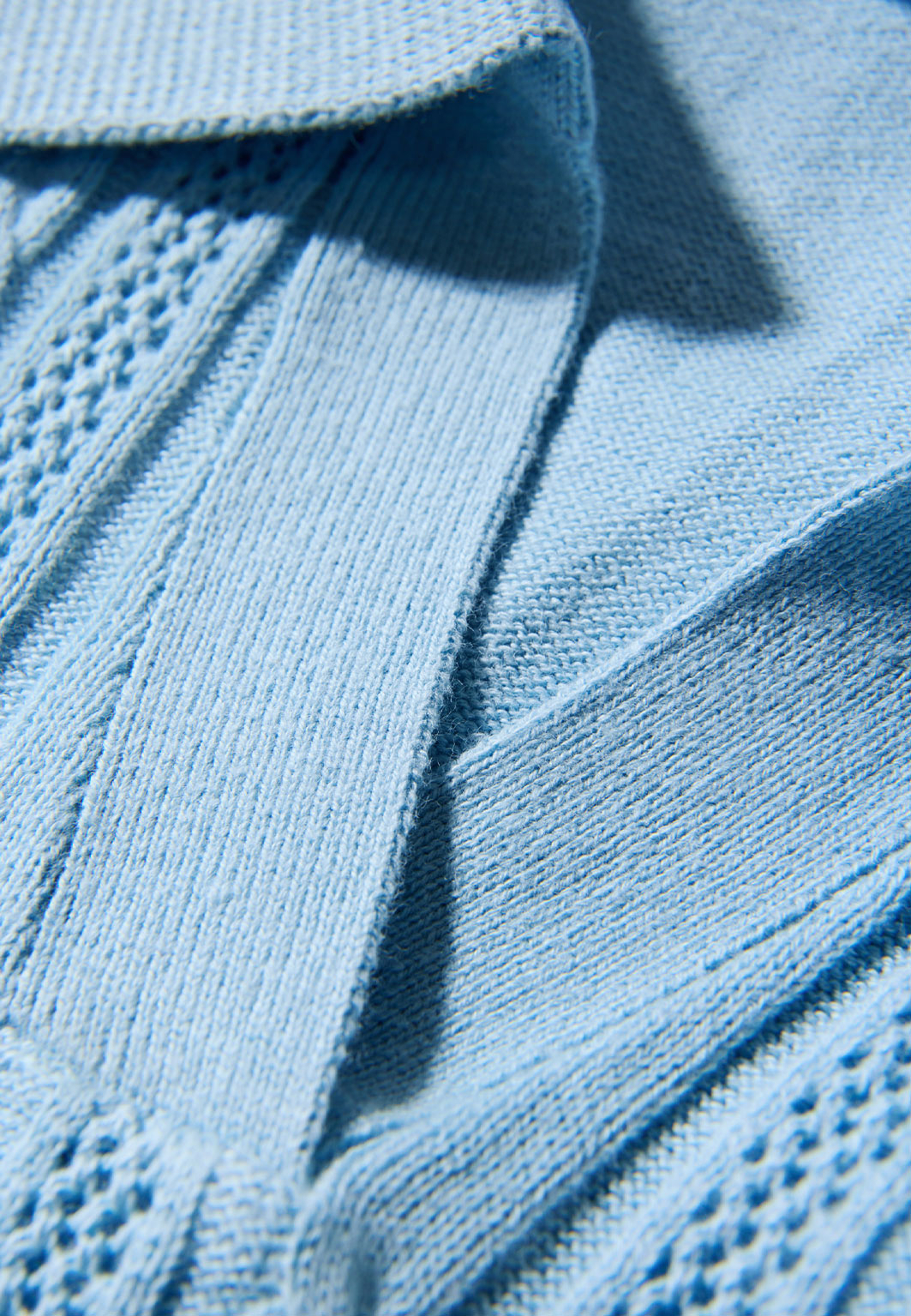 Knitted S/S cable v-neck polo Knit, från Lindbergh, i färgen Sky Blue. Klicka för att öppna bilden i stort format