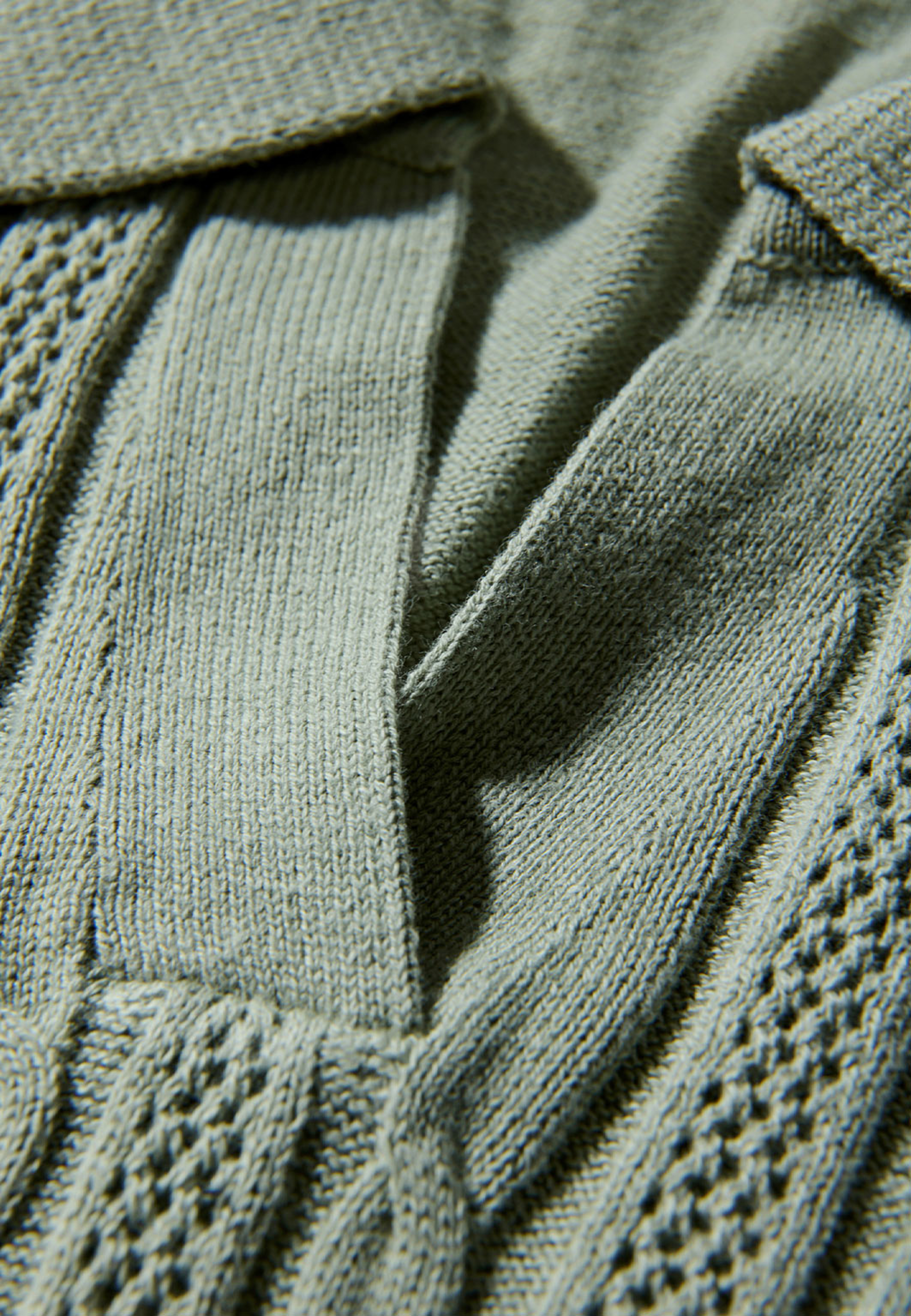 Knitted S/S cable v-neck polo Knit, från Lindbergh, i färgen Sage Green. Klicka för att öppna bilden i stort format