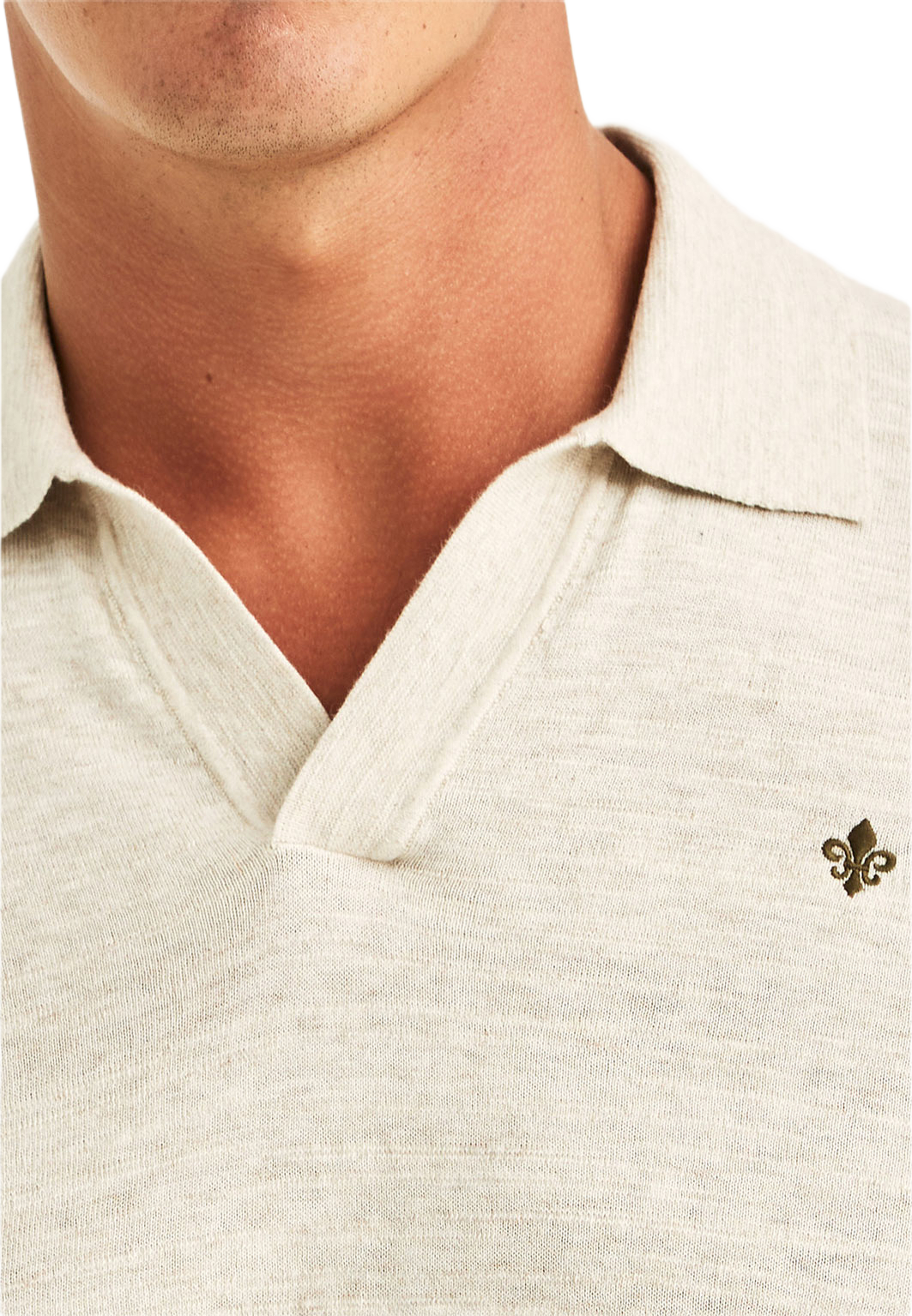 Randall Resort Polo, från Morris, i färgen Khaki. Klicka för att öppna bilden i stort format