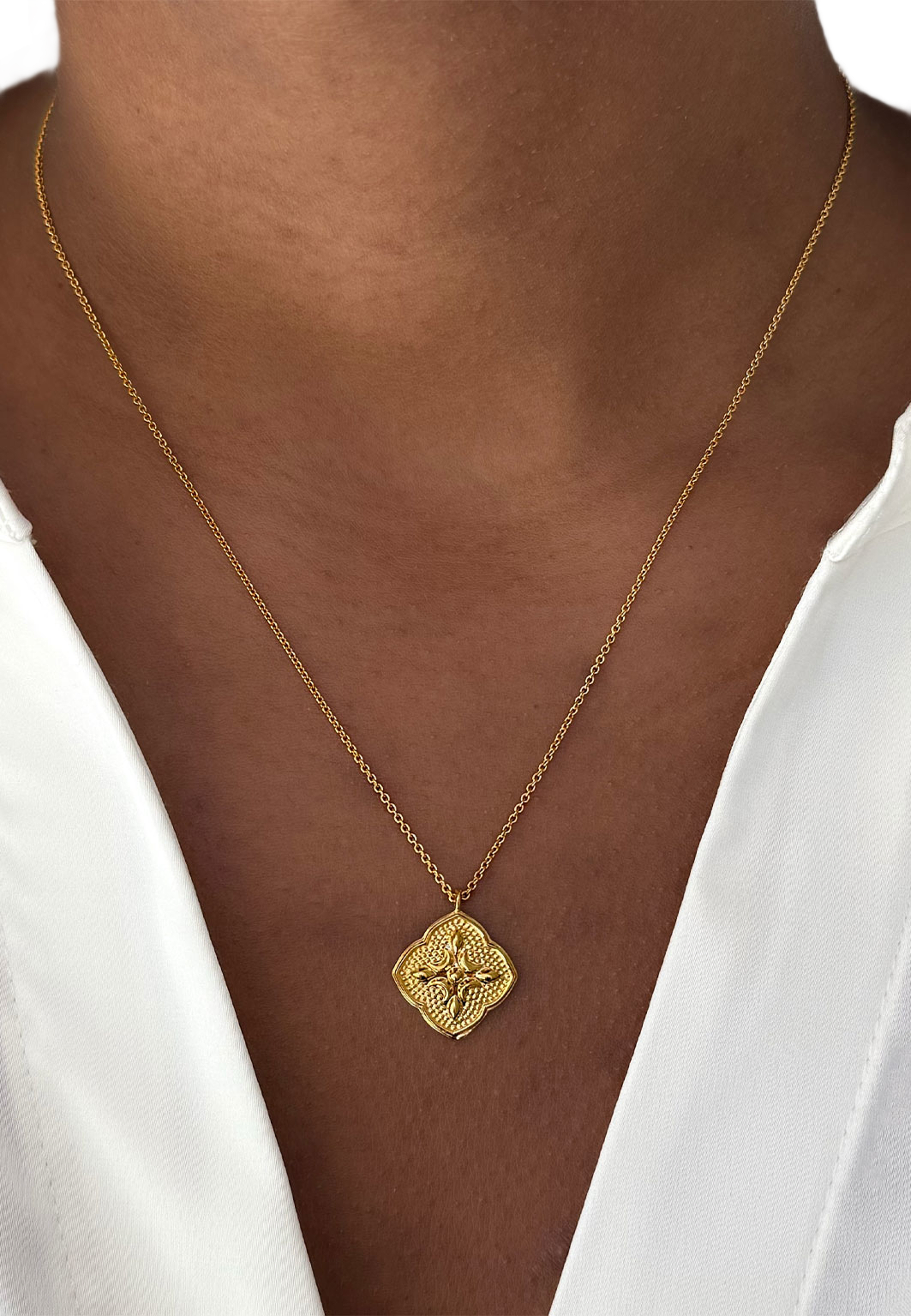 Luna Necklace, från Syster P, i färgen Gold. Klicka för att öppna bilden i stort format