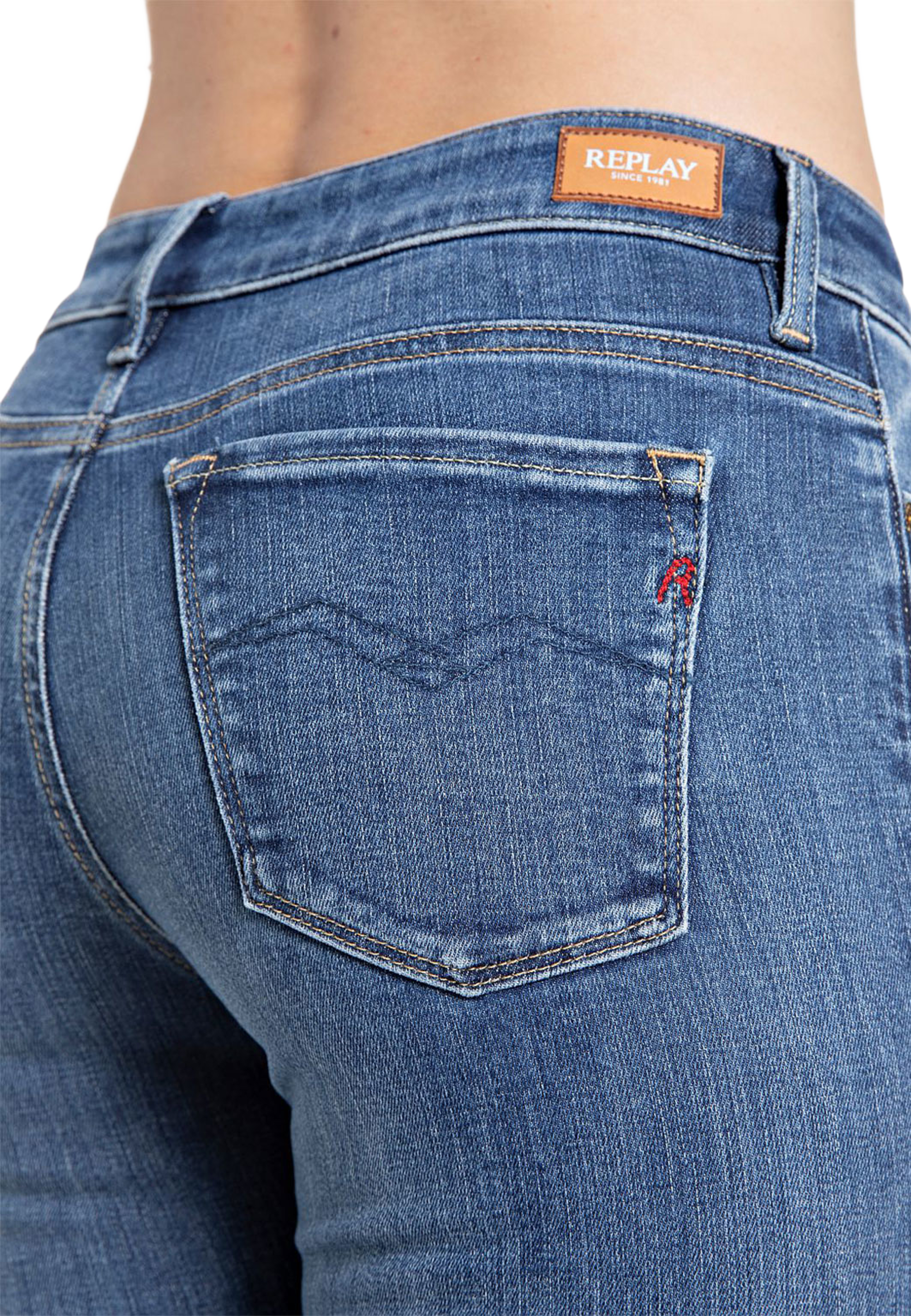 Joella Flared Bootcut Jeans, från Replay, i färgen Medium Blue. Klicka för att öppna bilden i stort format