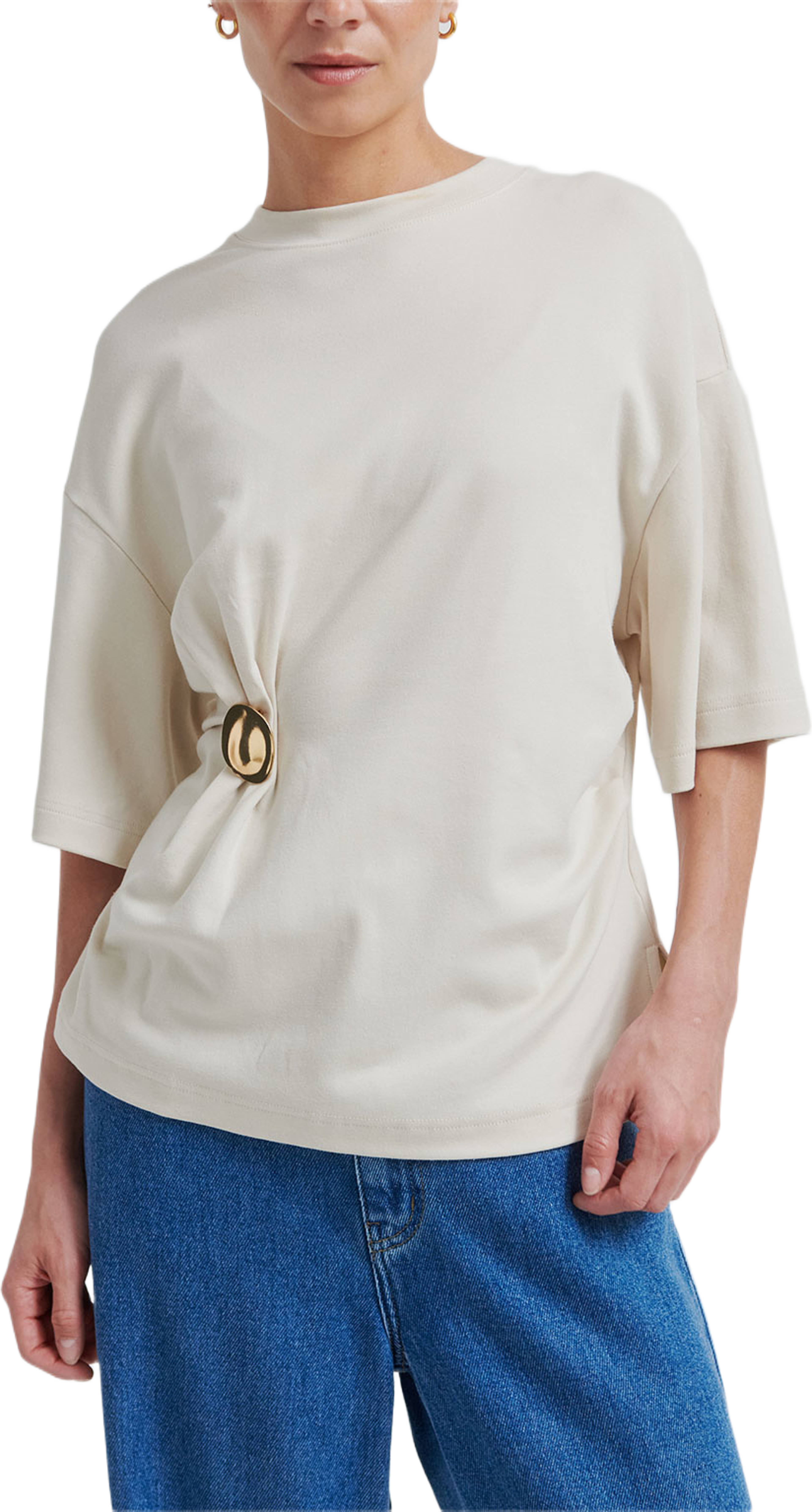 Enora Brooch Tee, från Second Female, i färgen Soft Beige. Klicka för att öppna bilden i stort format