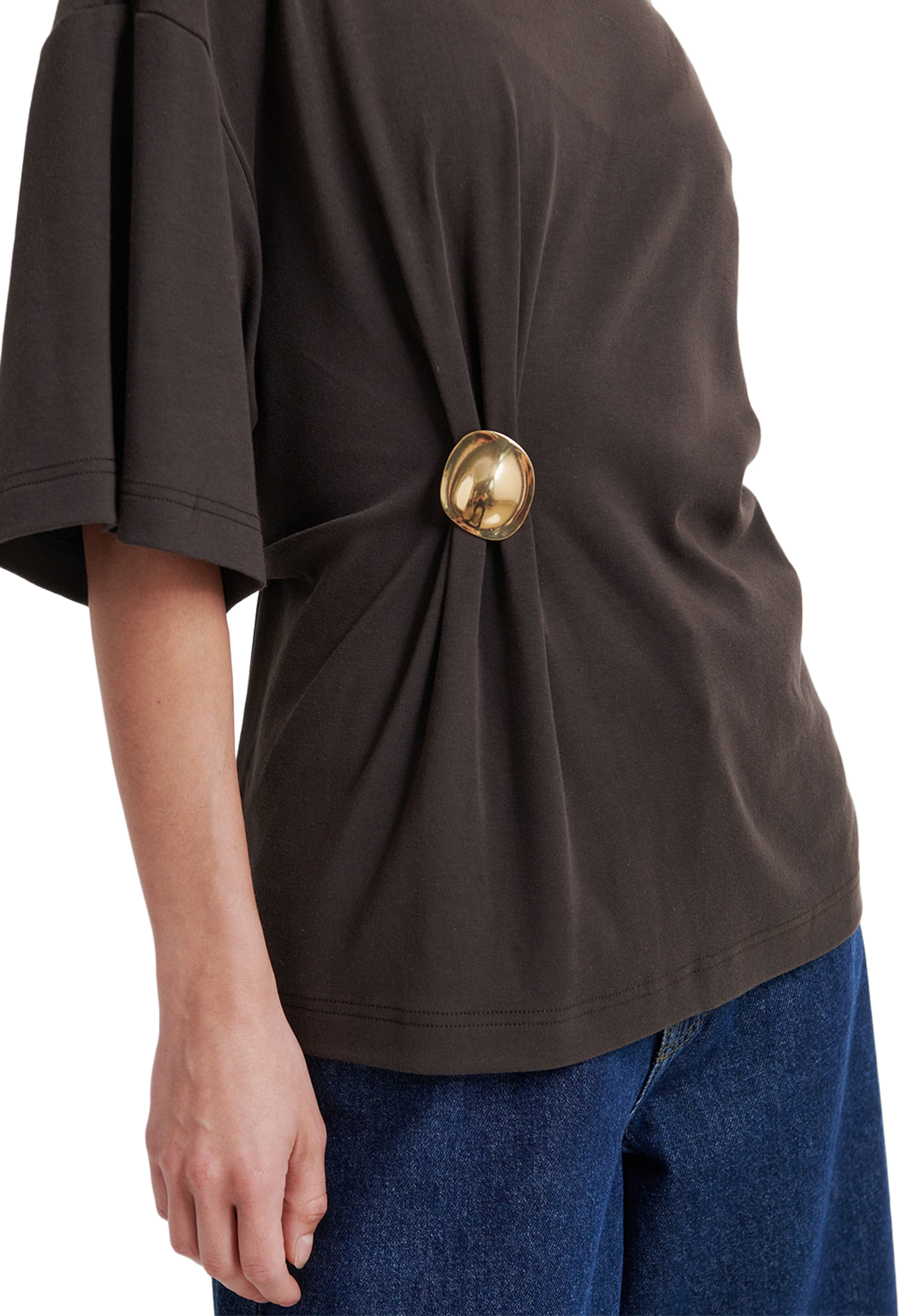 Enora Brooch Tee, från Second Female, i färgen Chocolate Torte. Klicka för att öppna bilden i stort format