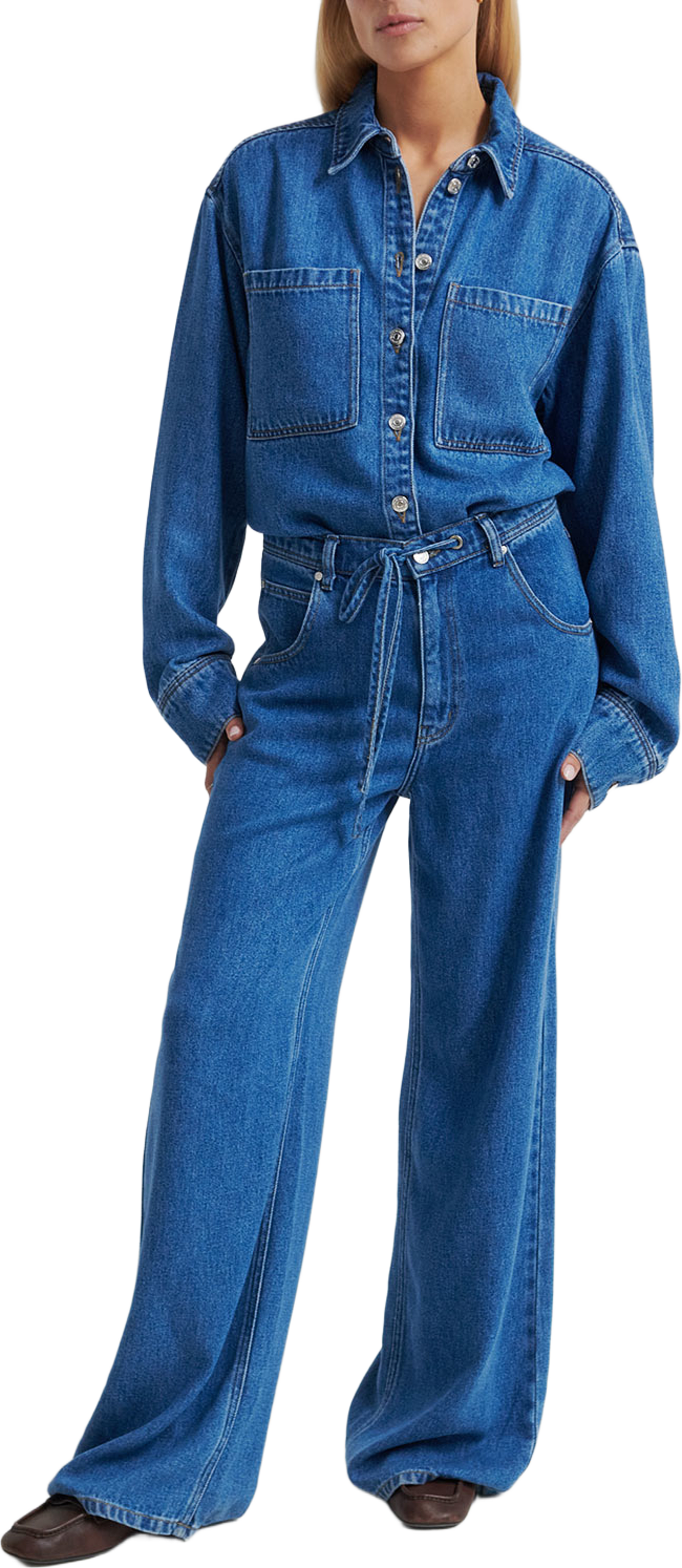 Irvina Denim Shirt, från Second Female, i färgen Blue Denim. Klicka för att öppna bilden i stort format