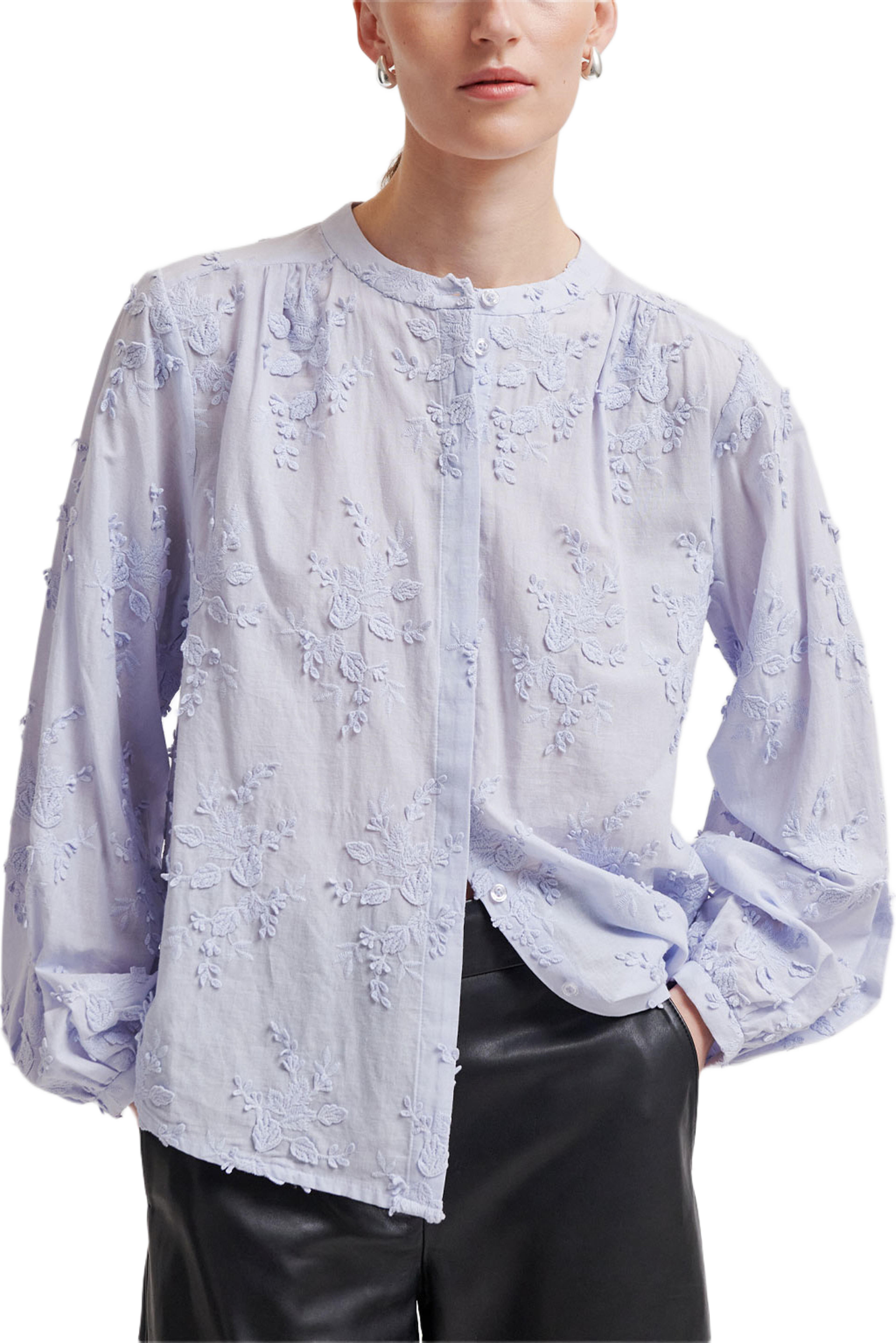 Cavan Shirt, från Second Female, i färgen Halogen Blue. Klicka för att öppna bilden i stort format