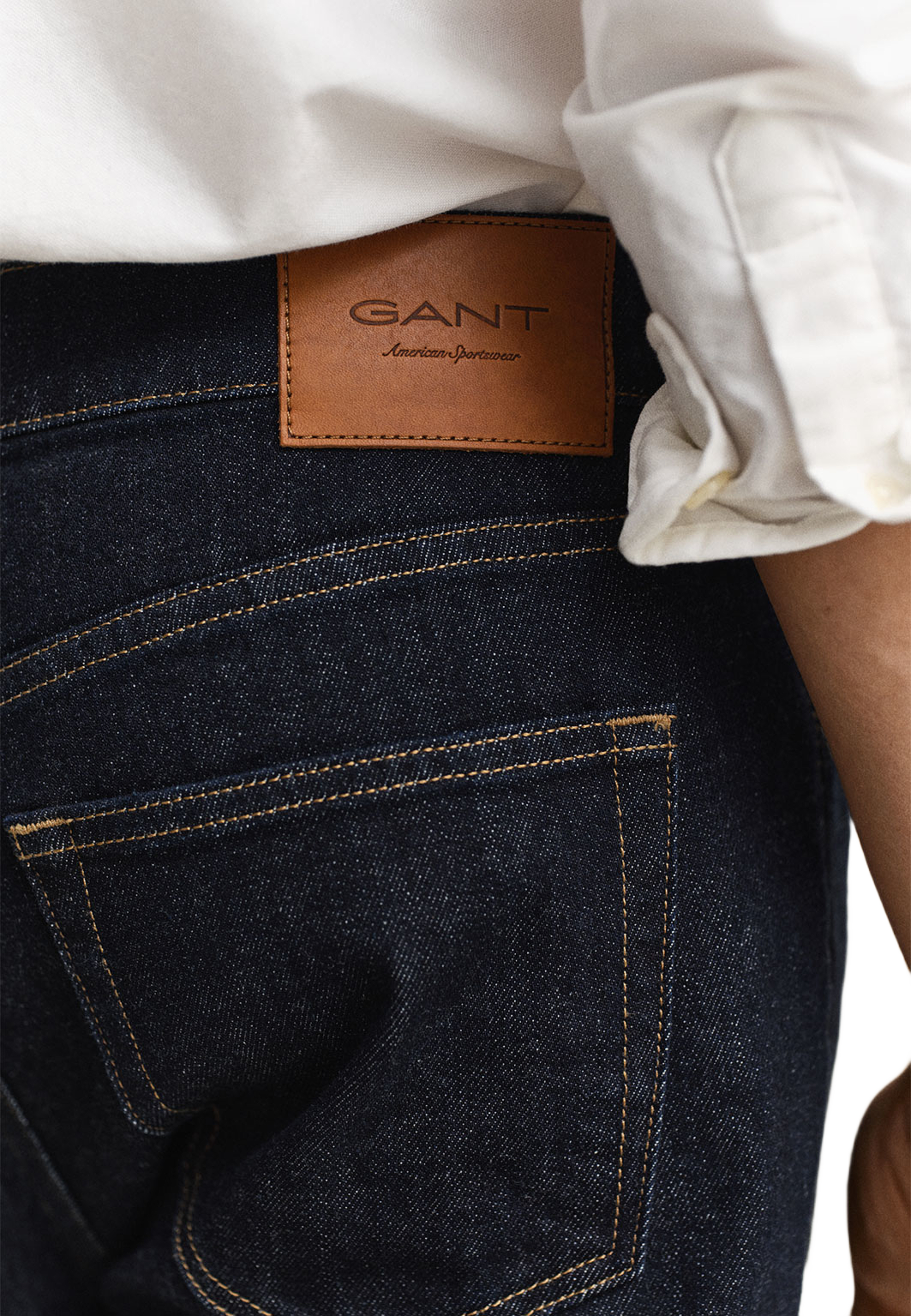 Slim Fit Clean Wash Jeans, från GANT, i färgen Dark Blue. Klicka för att öppna bilden i stort format