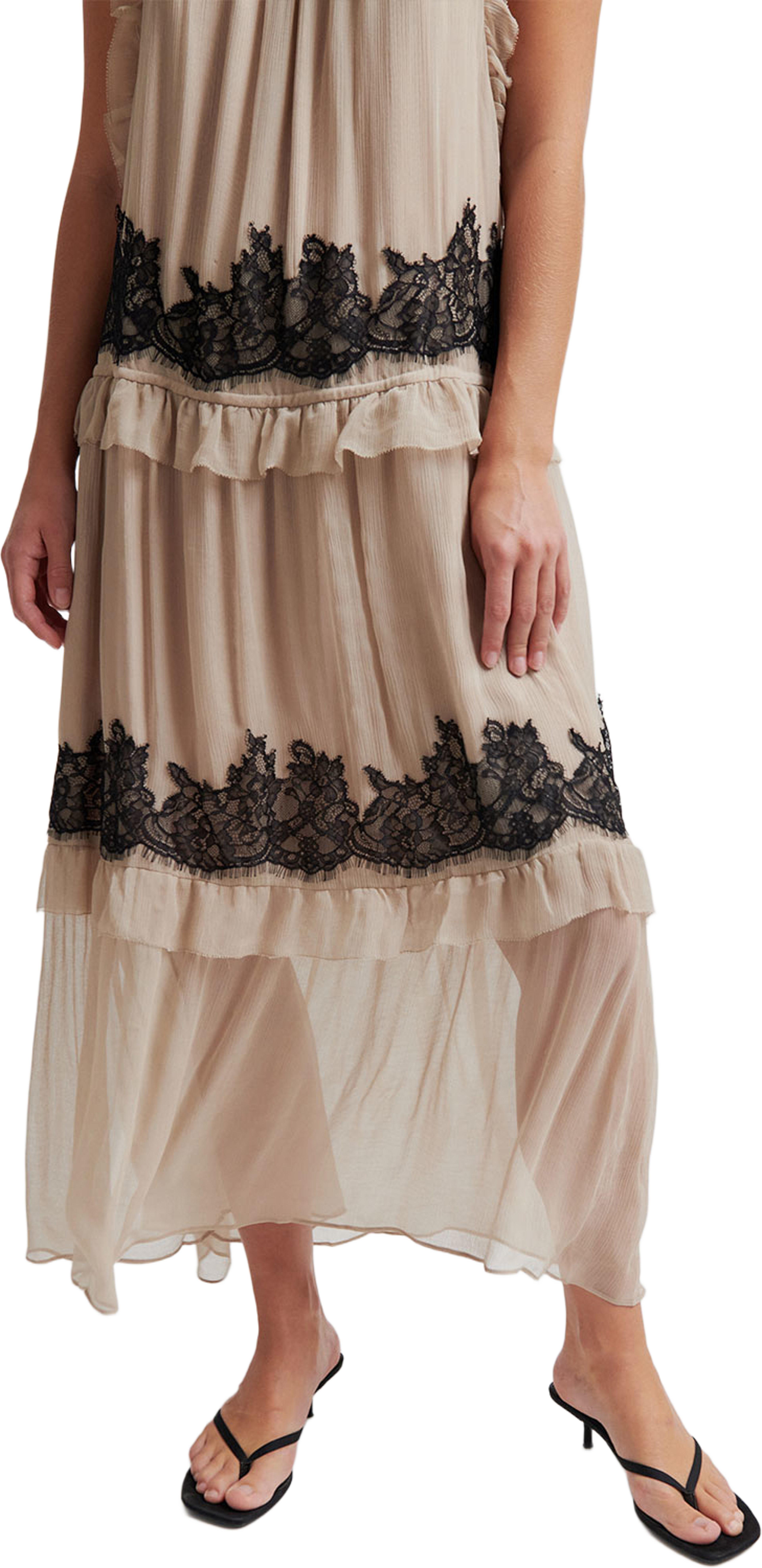 Lynda Maxi Dress, från Second Female, i färgen Plaza Taupe. Klicka för att öppna bilden i stort format