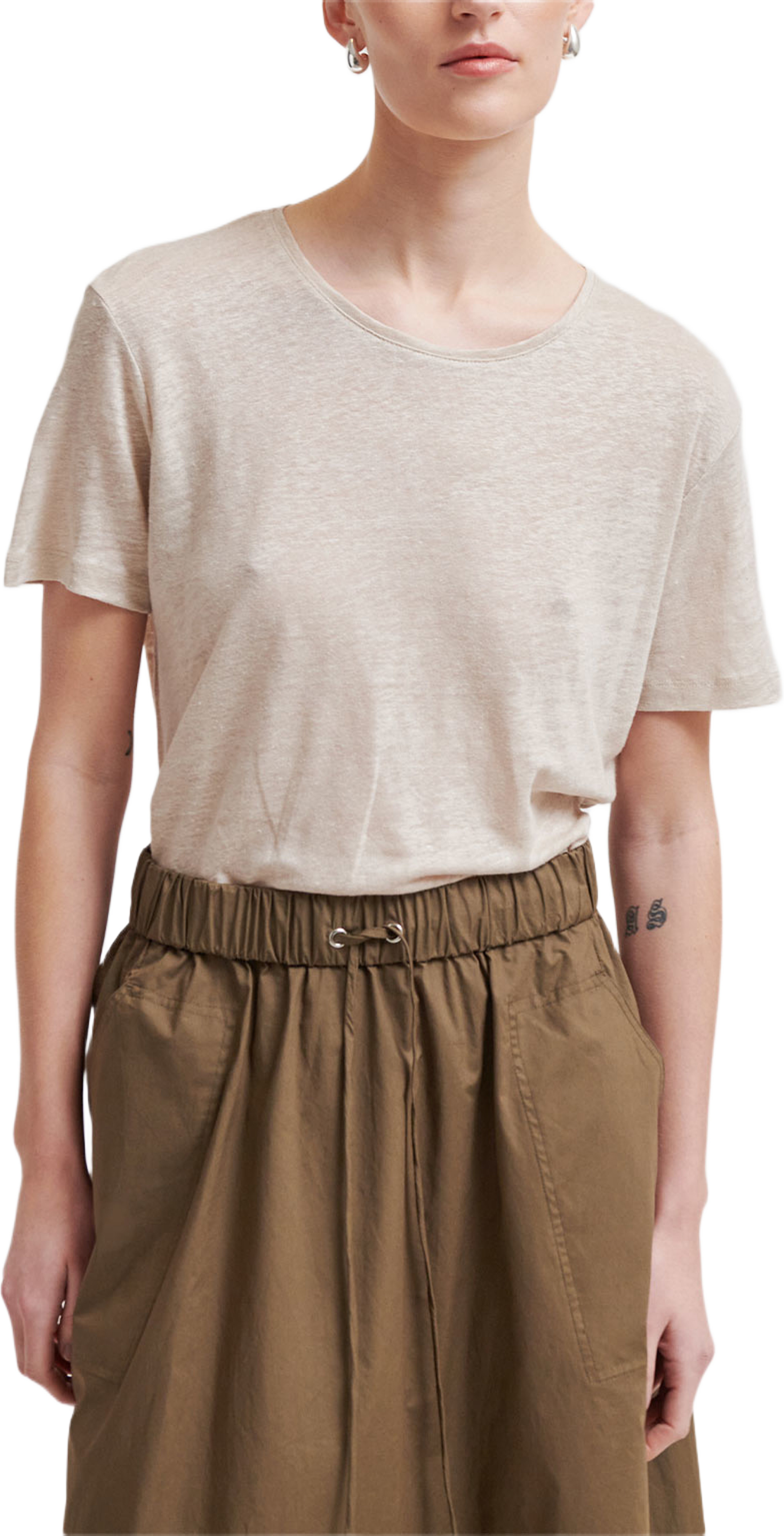 Peony O-Neck Tee, från Second Female, i färgen Plaza Taupe. Klicka för att öppna bilden i stort format