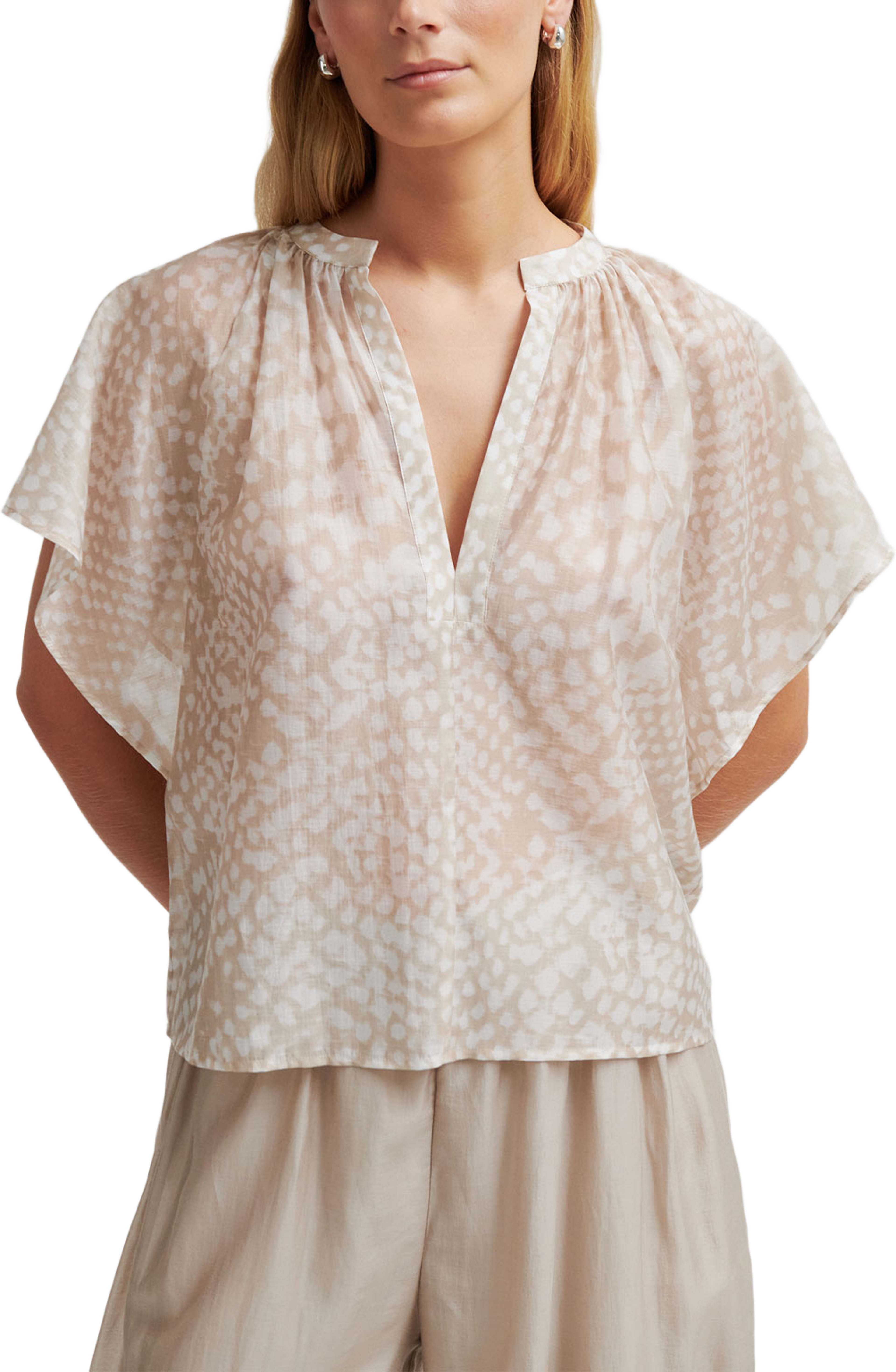 Shades Blouse, från Second Female, i färgen Plaza Taupe. Klicka för att öppna bilden i stort format