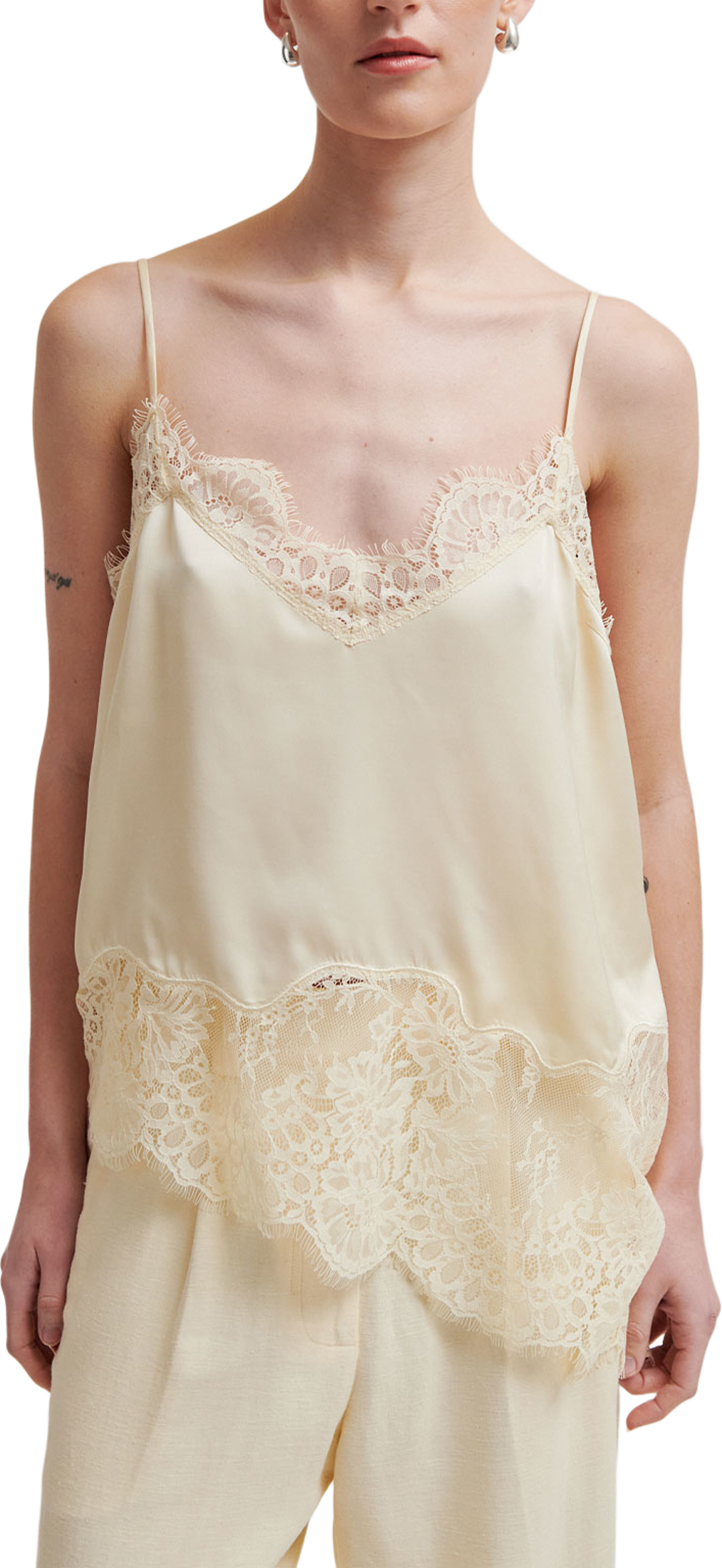 Wilina Strap Top, från Second Female, i färgen Alabaster Gleam. Klicka för att öppna bilden i stort format