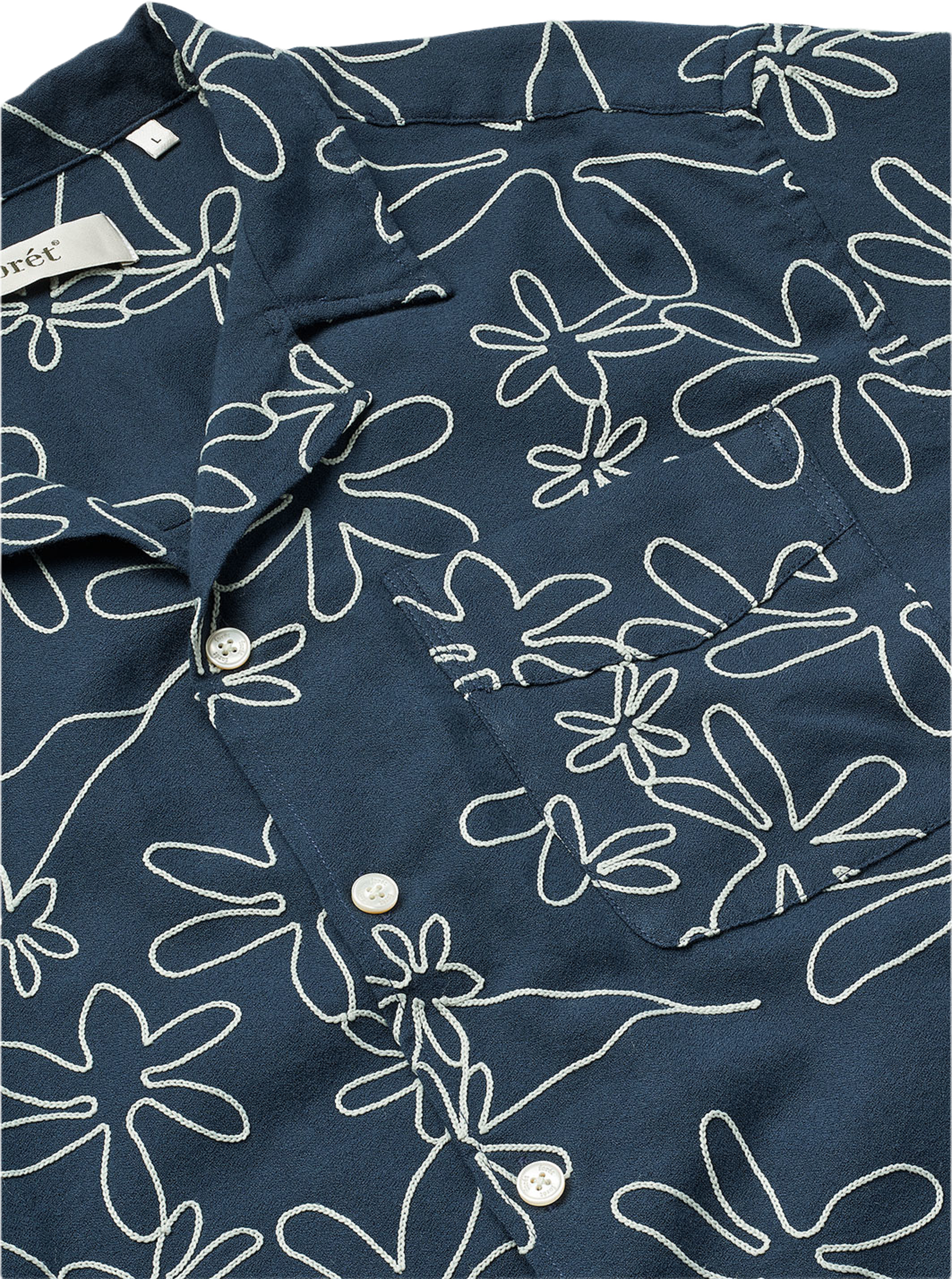 PEER EMBROIDERY REGULAR FIT SS SHIRT, från Forét, i färgen Navy. Klicka för att öppna bilden i stort format