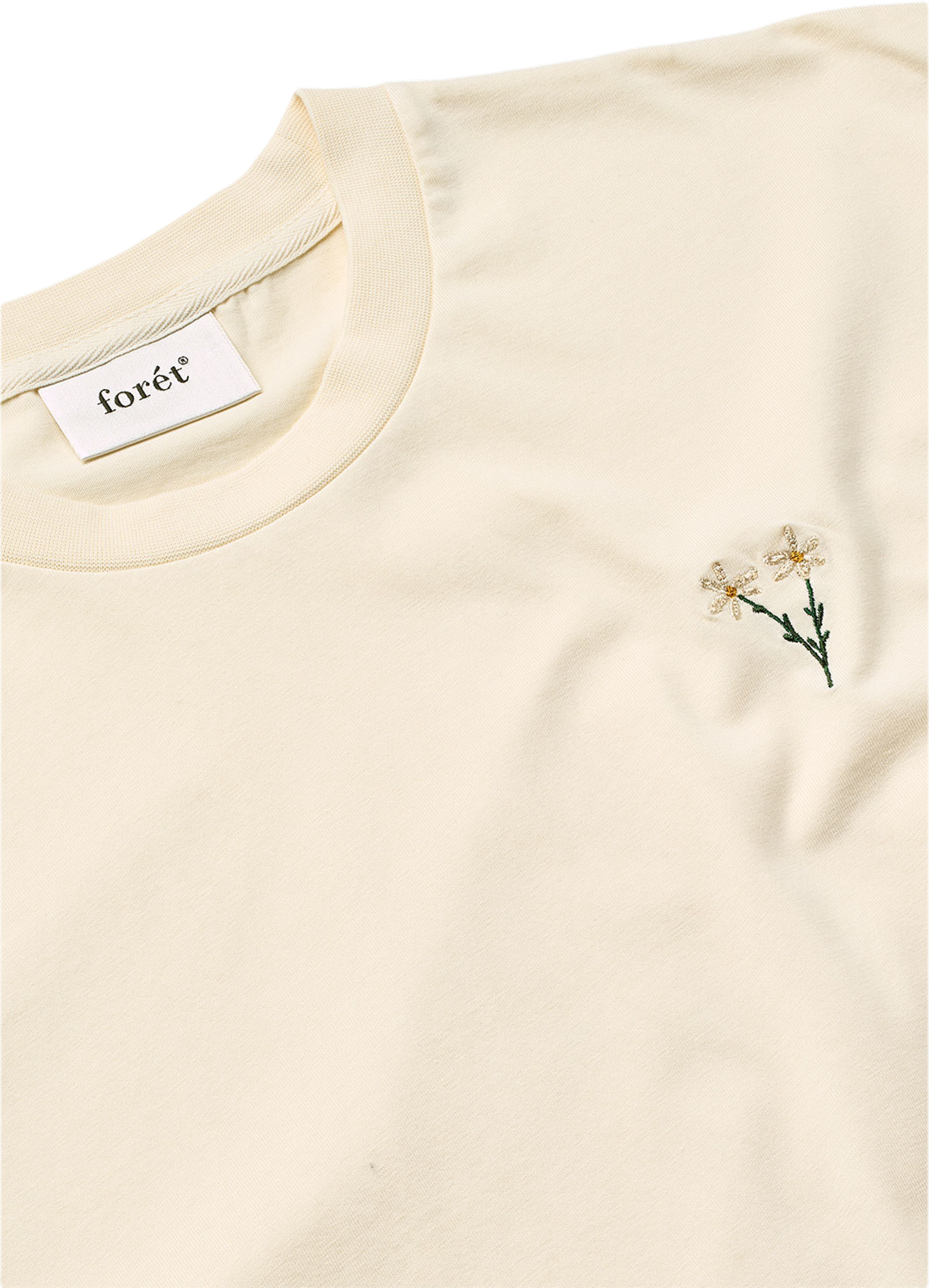 POSY T-SHIRT, från Forét, i färgen Cloud. Klicka för att öppna bilden i stort format