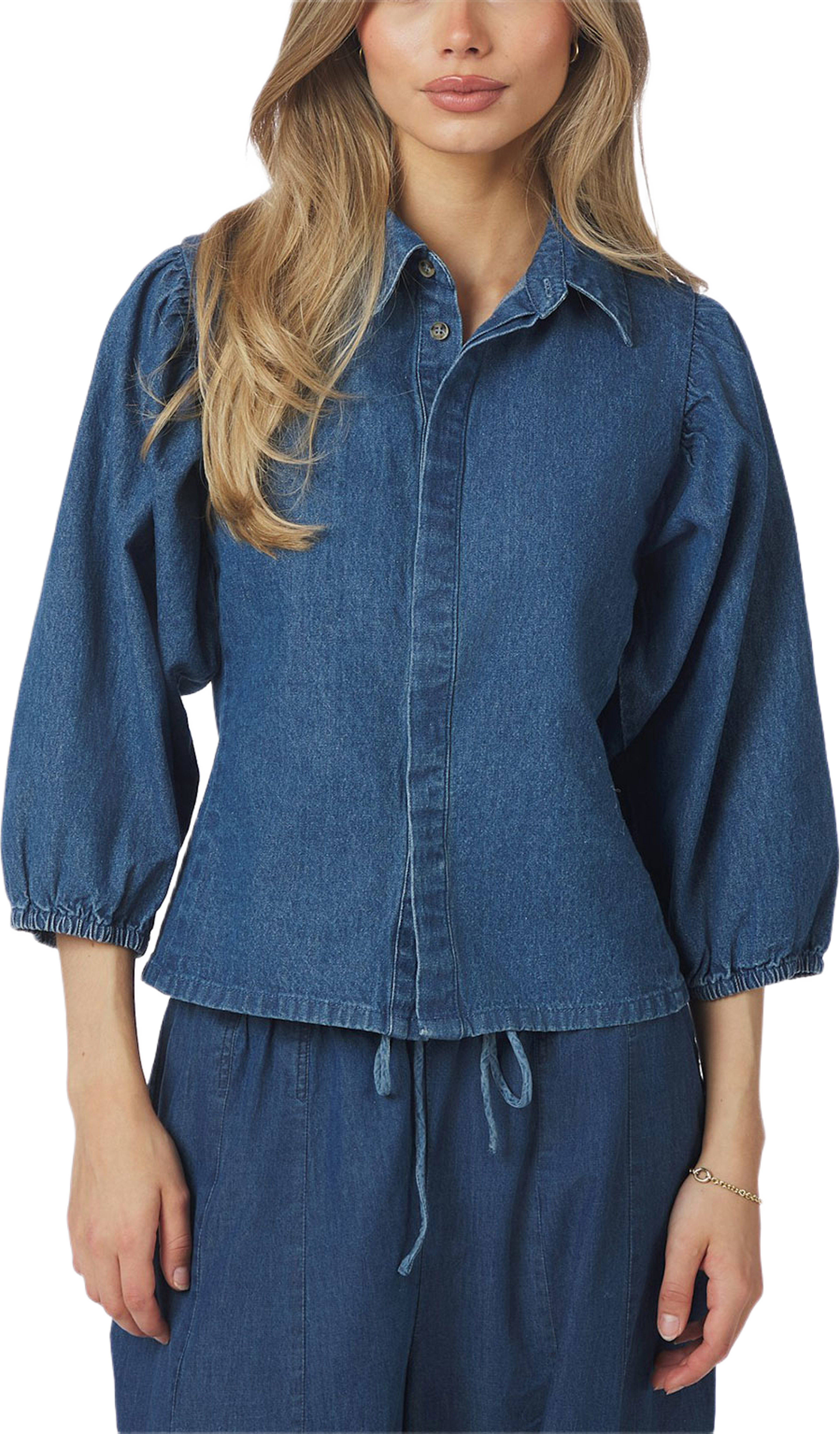 Wandana Denim Blouse, från Neo Noir, i färgen Blue. Klicka för att öppna bilden i stort format