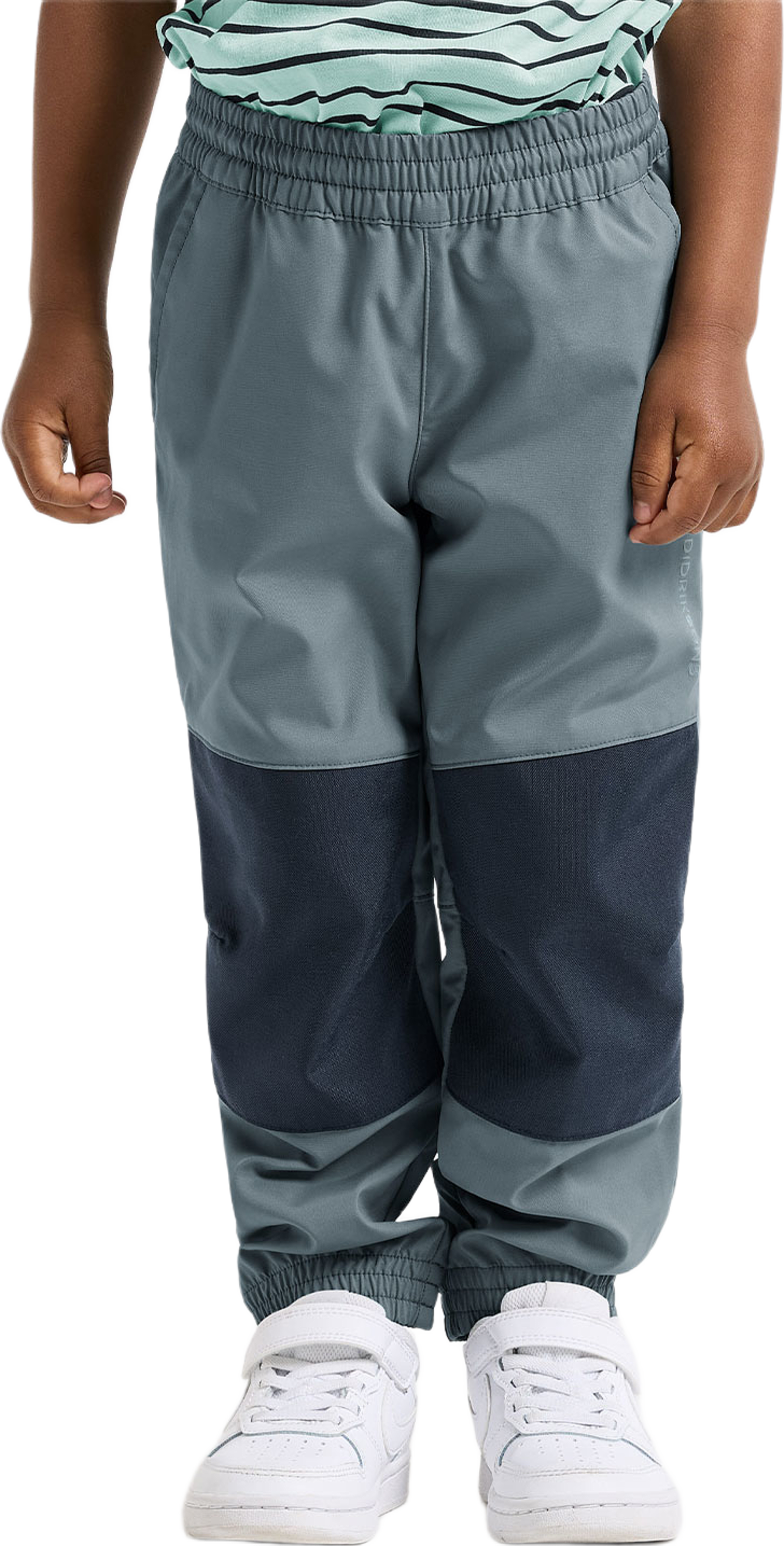 Flox Pant, från Didriksons, i färgen Factory Blue. Klicka för att öppna bilden i stort format