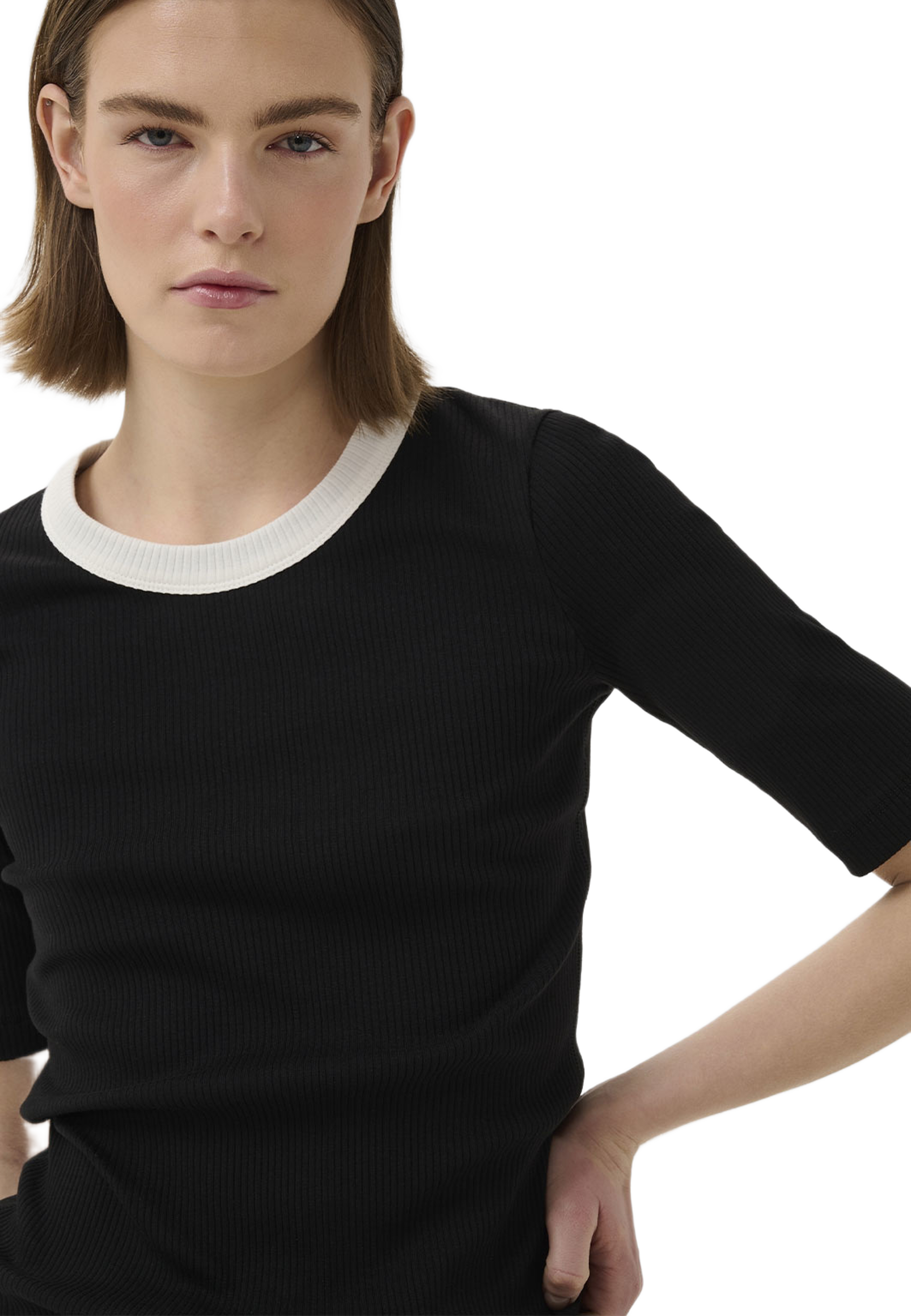 DagnaIW T-Shirt, från Inwear, i färgen Black / Whisperwhite Rib Trim. Klicka för att öppna bilden i stort format