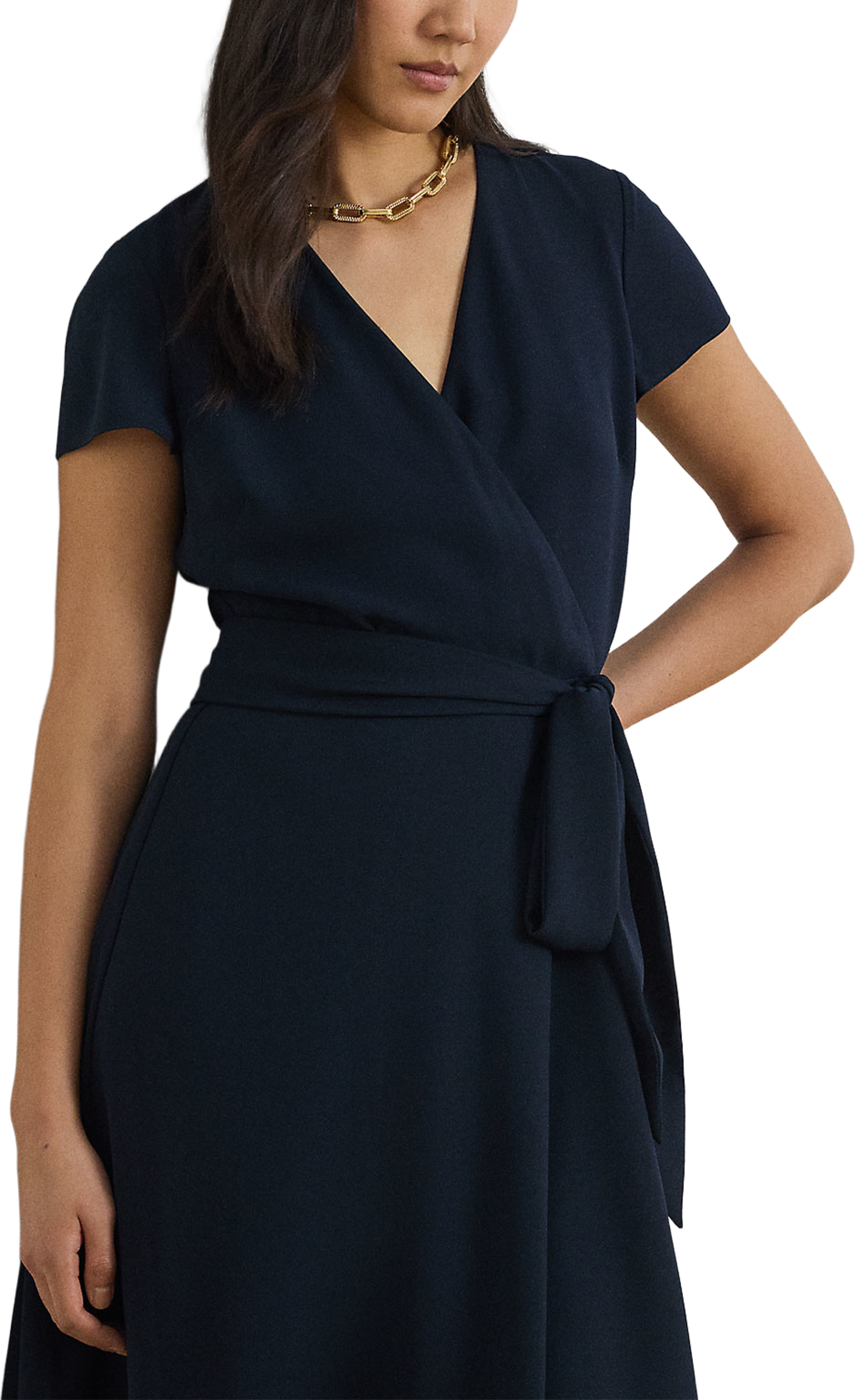 Belted Georgette Surplice Dress, från Lauren Ralph Lauren, i färgen Lauren Navy. Klicka för att öppna bilden i stort format