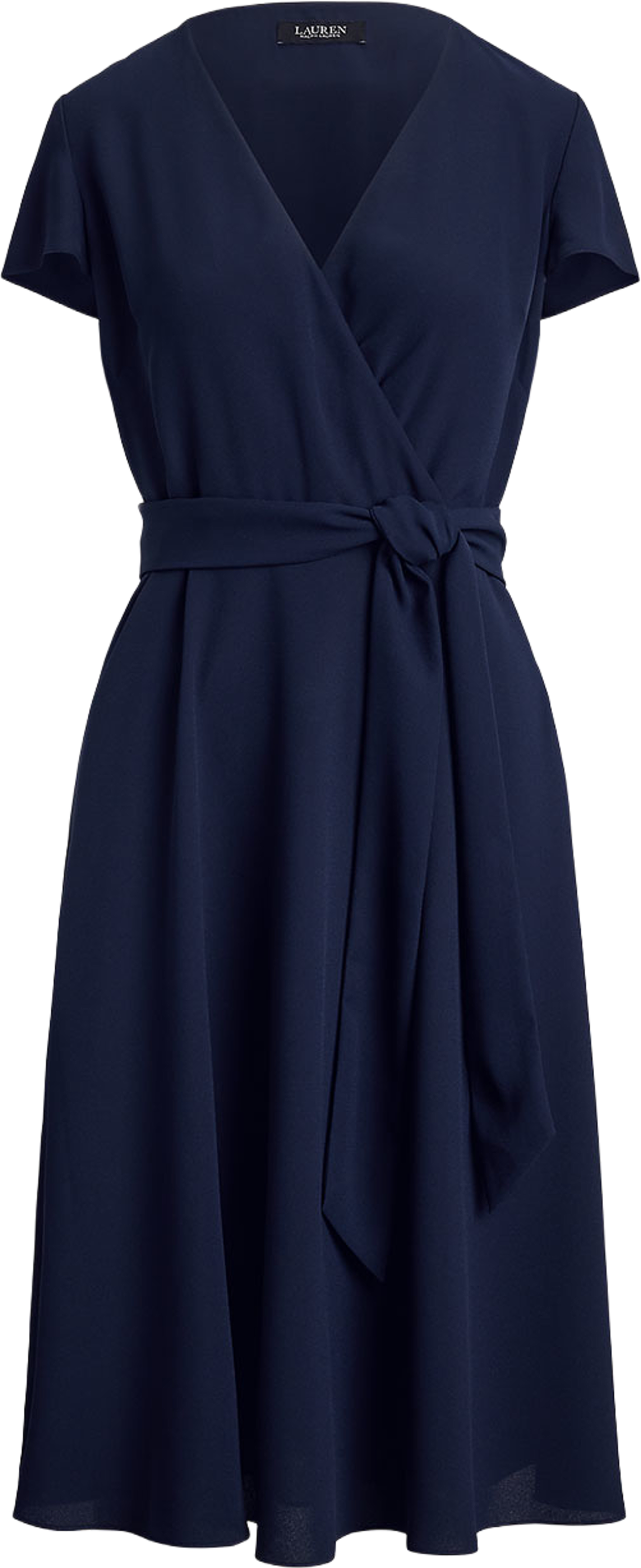 Belted Georgette Surplice Dress, från Lauren Ralph Lauren, i färgen Lauren Navy. Klicka för att öppna bilden i stort format