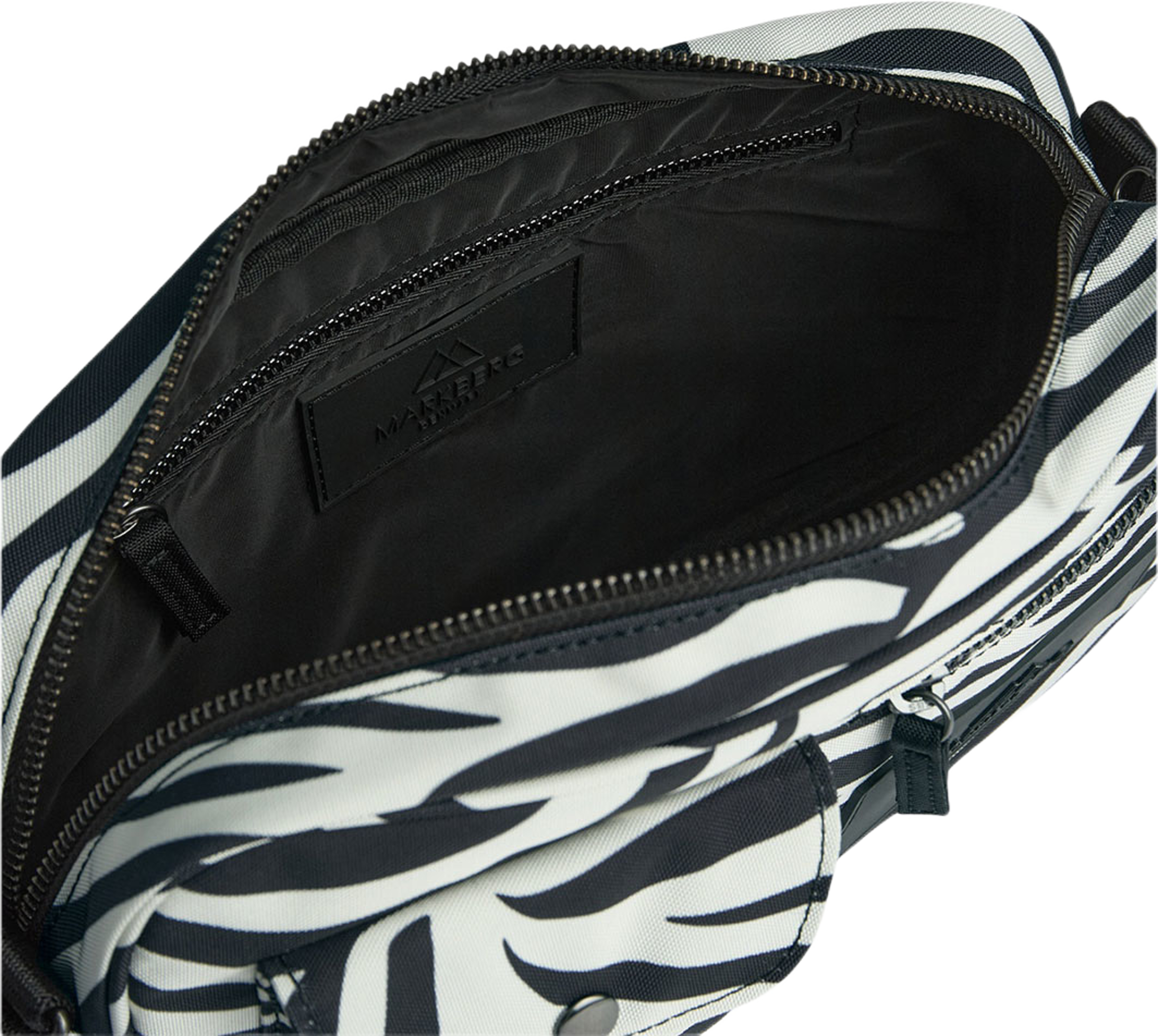 DarlaMBG Monochrome Bag, från Markberg, i färgen Zebra. Klicka för att öppna bilden i stort format