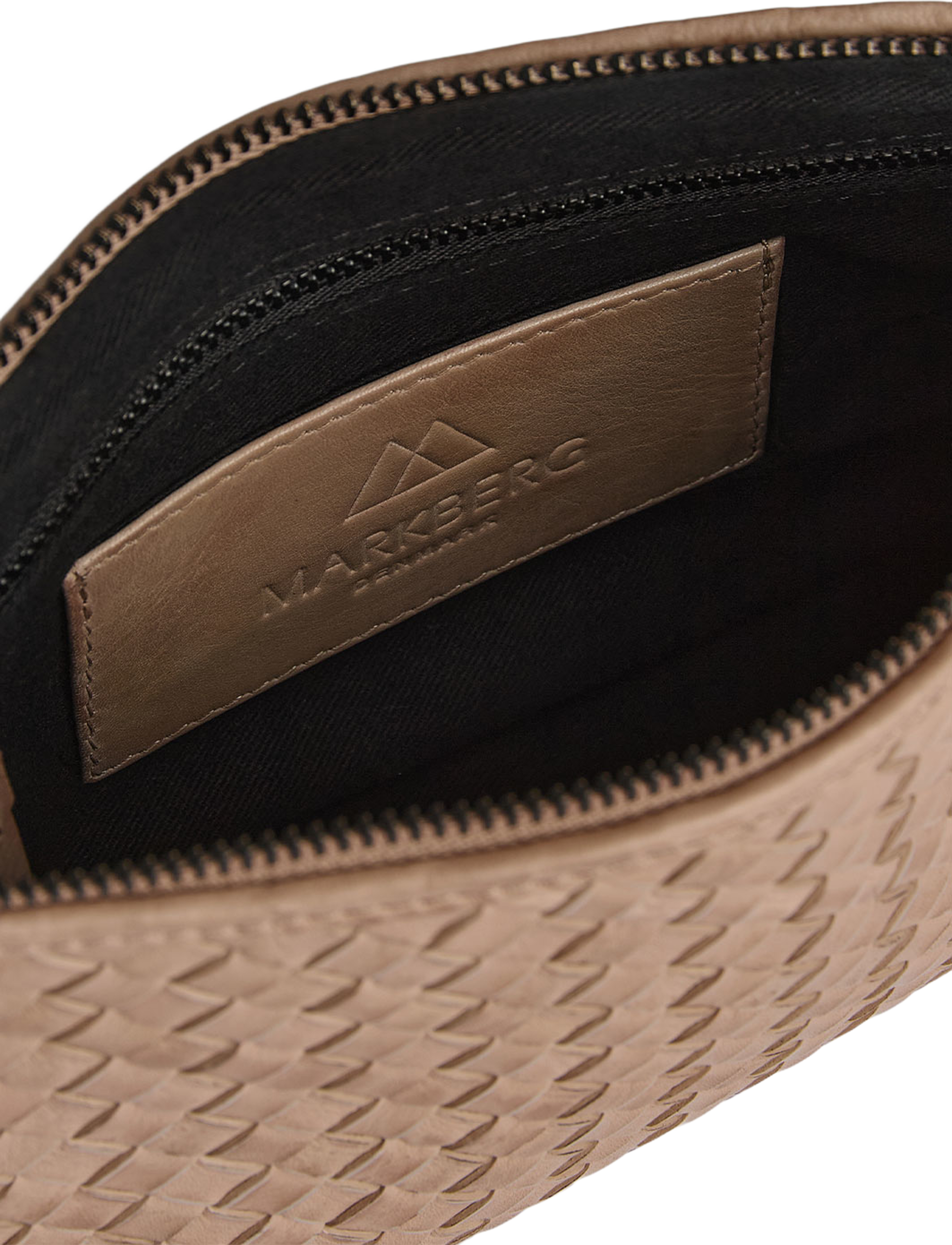 Marci Crossbody Bag Weave, från Markberg, i färgen Mocha Mousse. Klicka för att öppna bilden i stort format