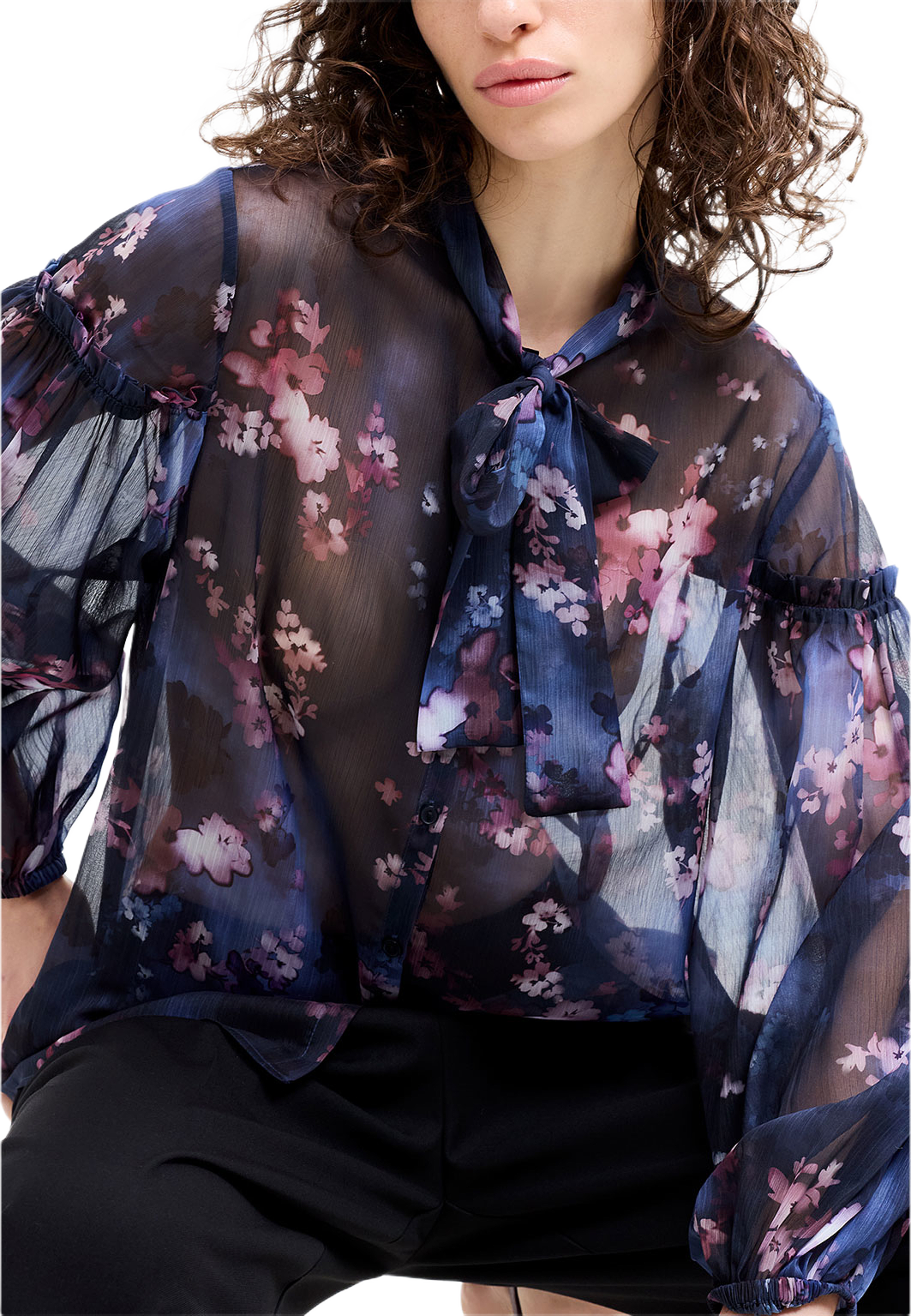 Clara Emina Sheer Bow Tie Shirt, från French Connection, i färgen Navy Multi. Klicka för att öppna bilden i stort format