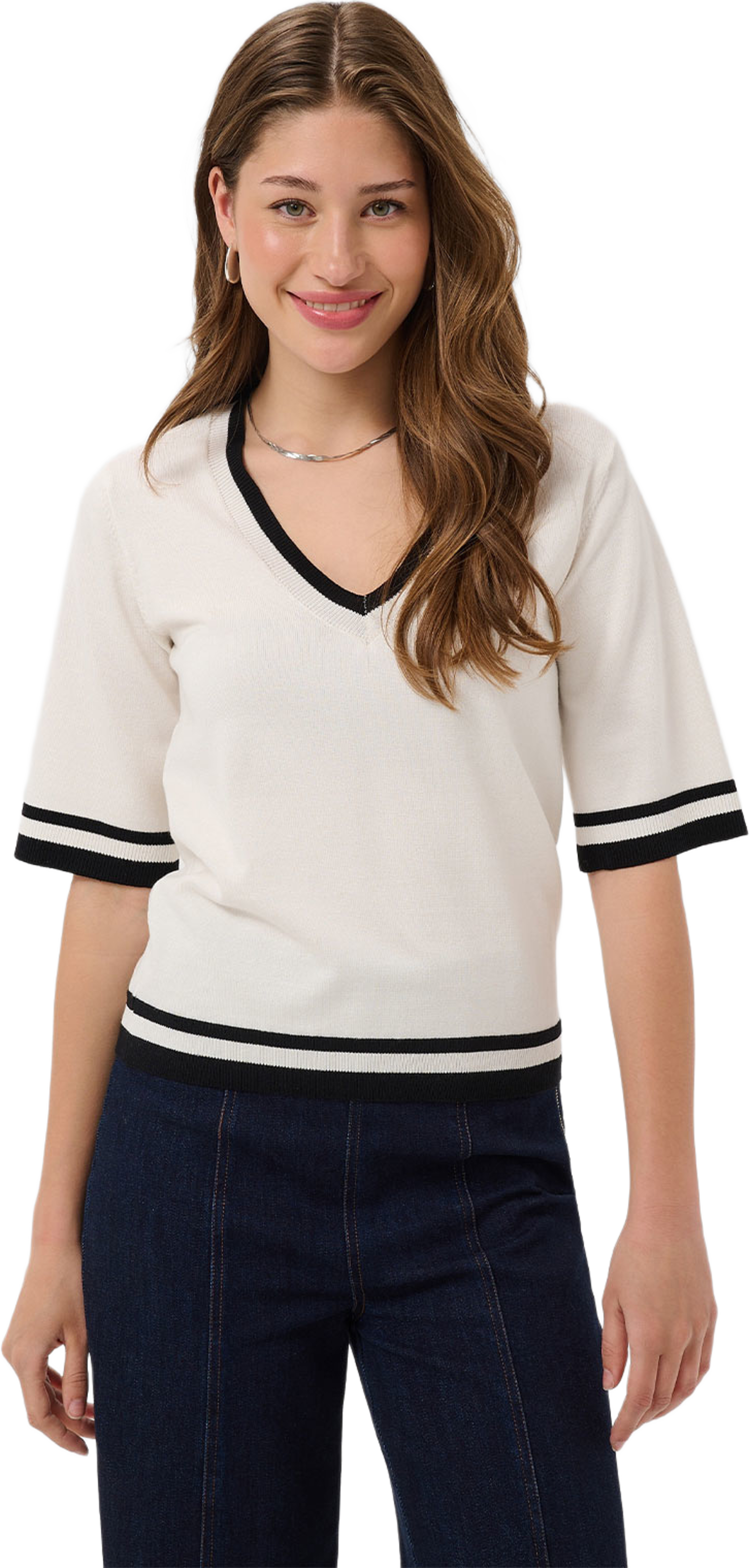 MilaSZ V-Neck SS Contrast Pullover, från Saint Tropez, i färgen Ice Black Contrast. Klicka för att öppna bilden i stort format