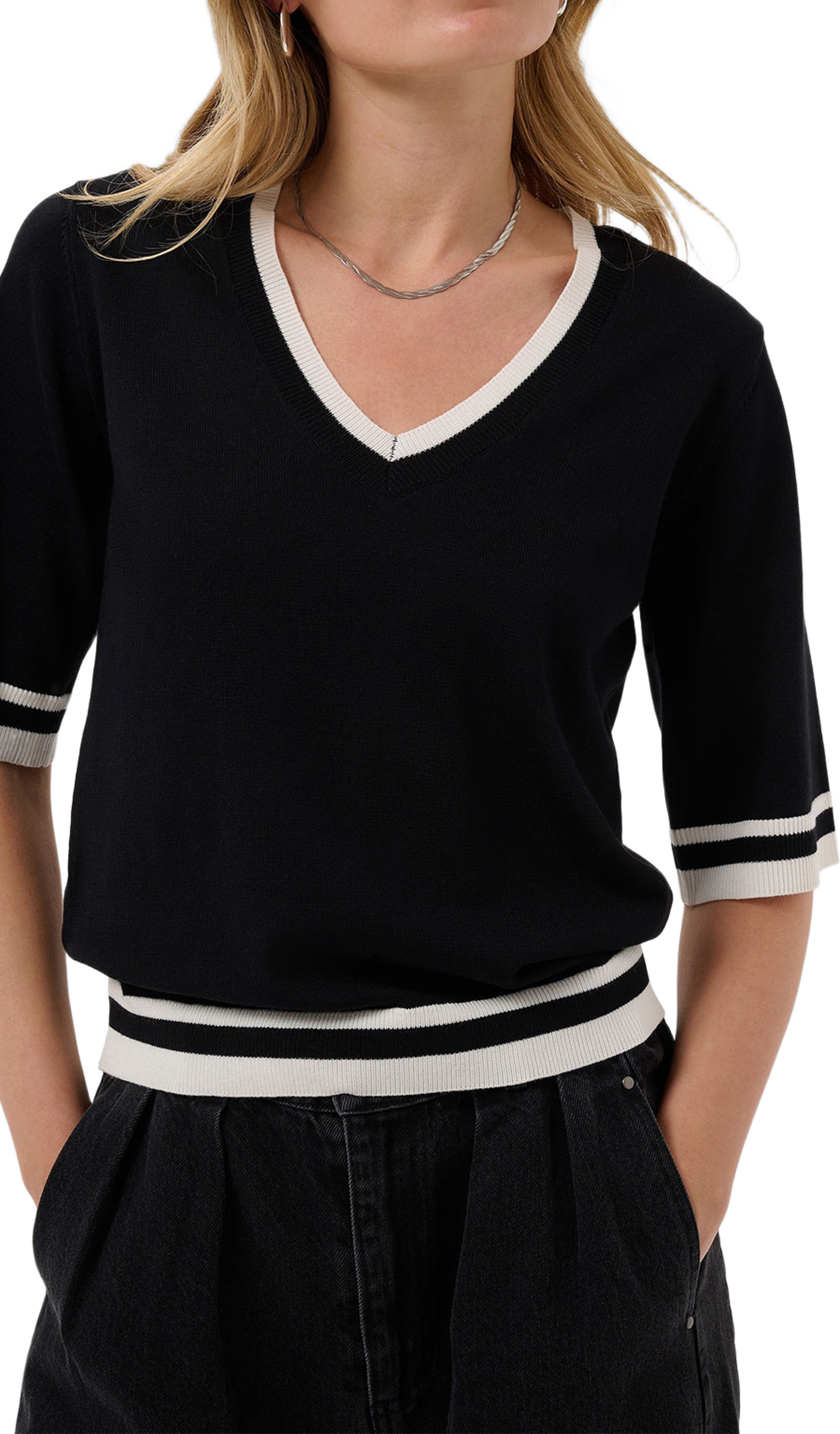 MilaSZ V-Neck SS Contrast Pullover, från Saint Tropez, i färgen Black Ice Contrast. Klicka för att öppna bilden i stort format