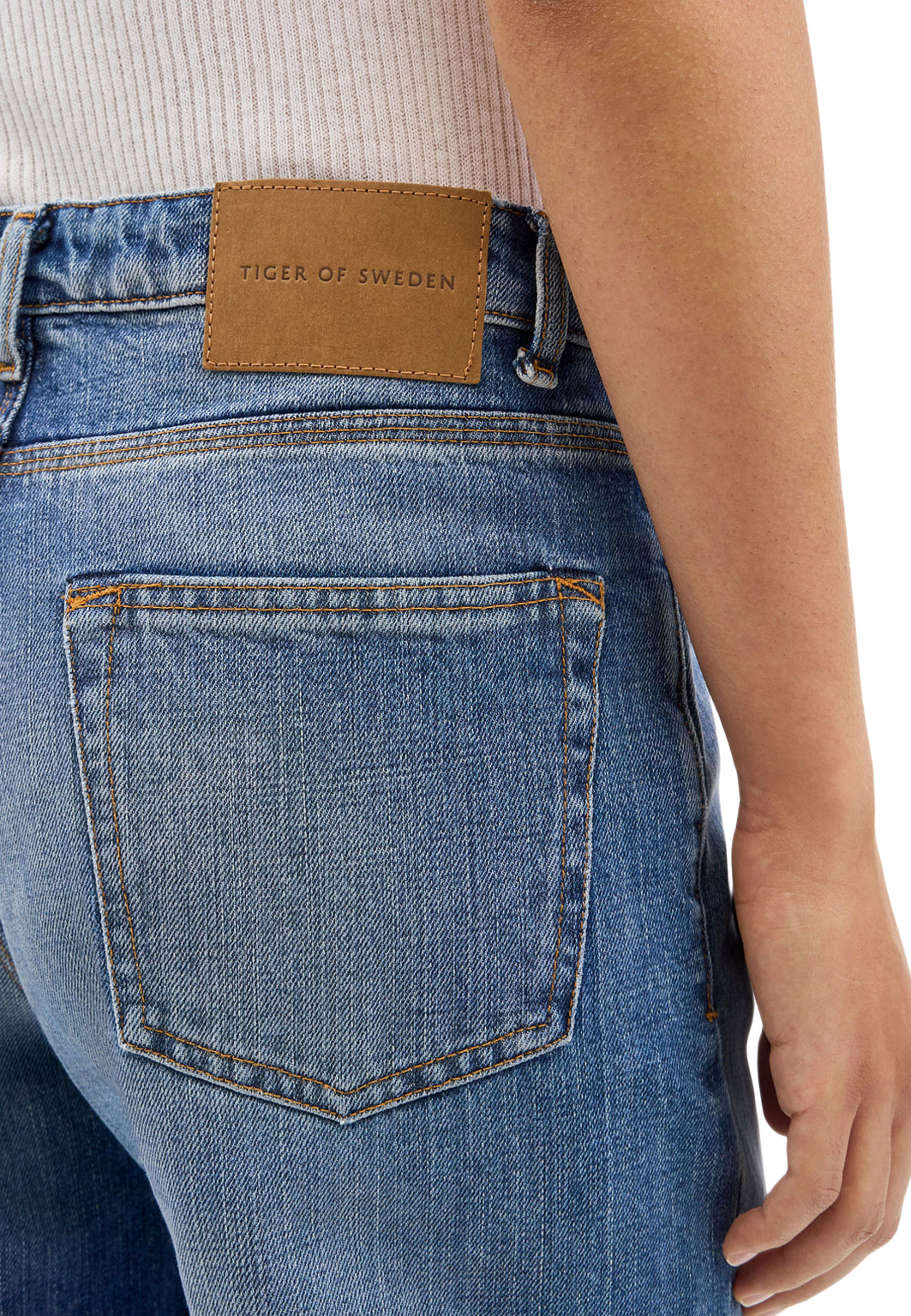 Kinne Relaxed-Fit Jeans, från Tiger of Sweden, i färgen Medium Blue. Klicka för att öppna bilden i stort format