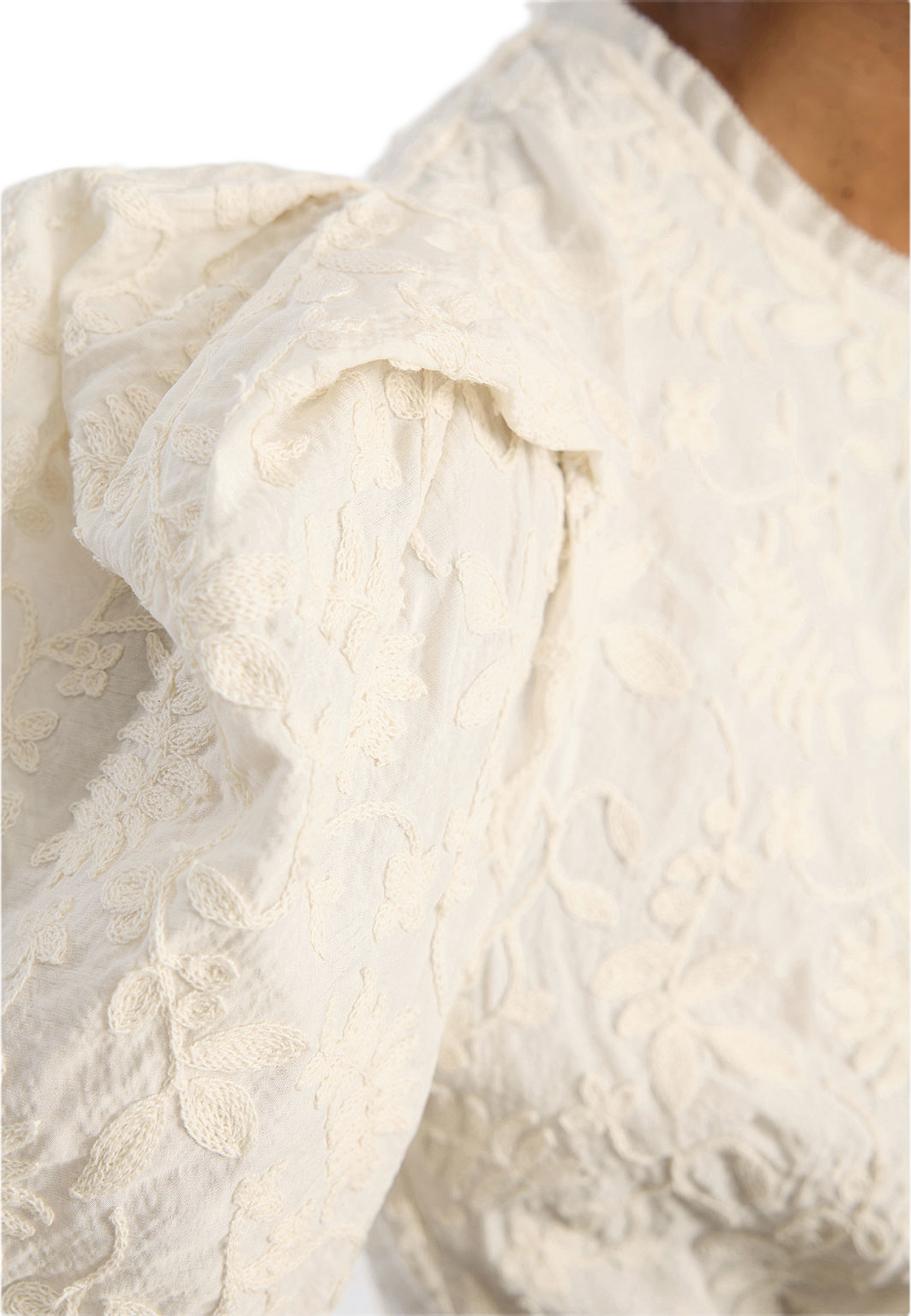 BENICIO, från Munthe, i färgen Creme. Klicka för att öppna bilden i stort format