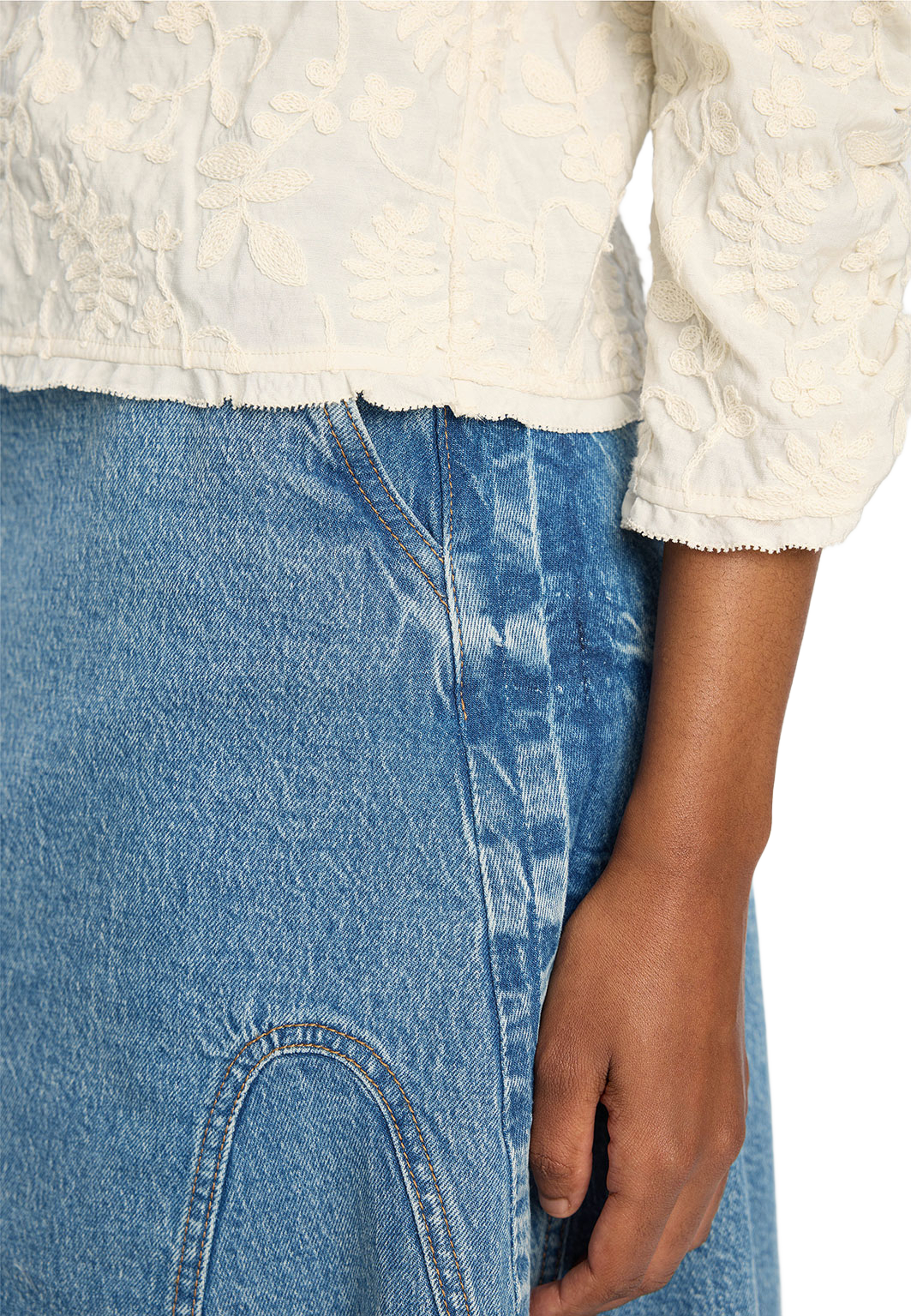 BENICIO, från Munthe, i färgen Creme. Klicka för att öppna bilden i stort format