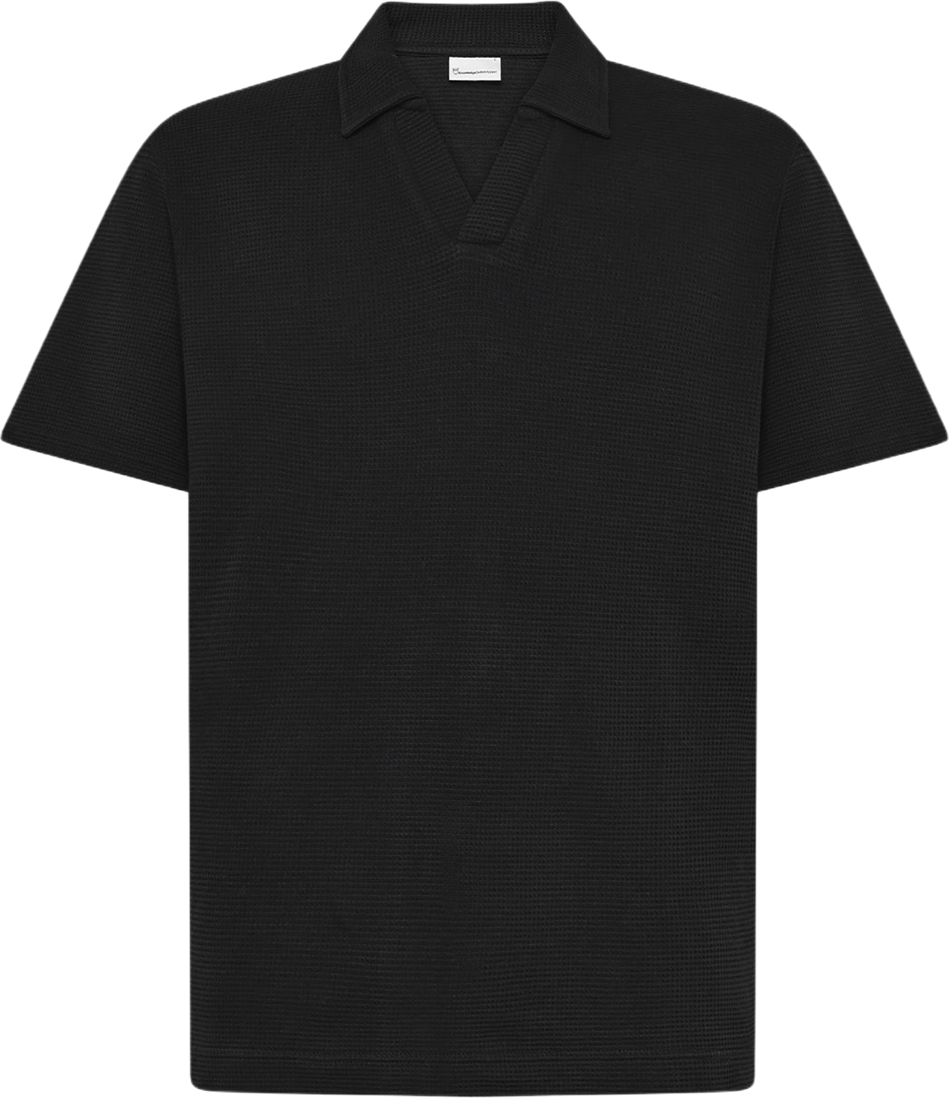 Waffle polo, från Knowledge Cotton Apparel, i färgen 1300 Black Jet. Klicka för att öppna bilden i stort format