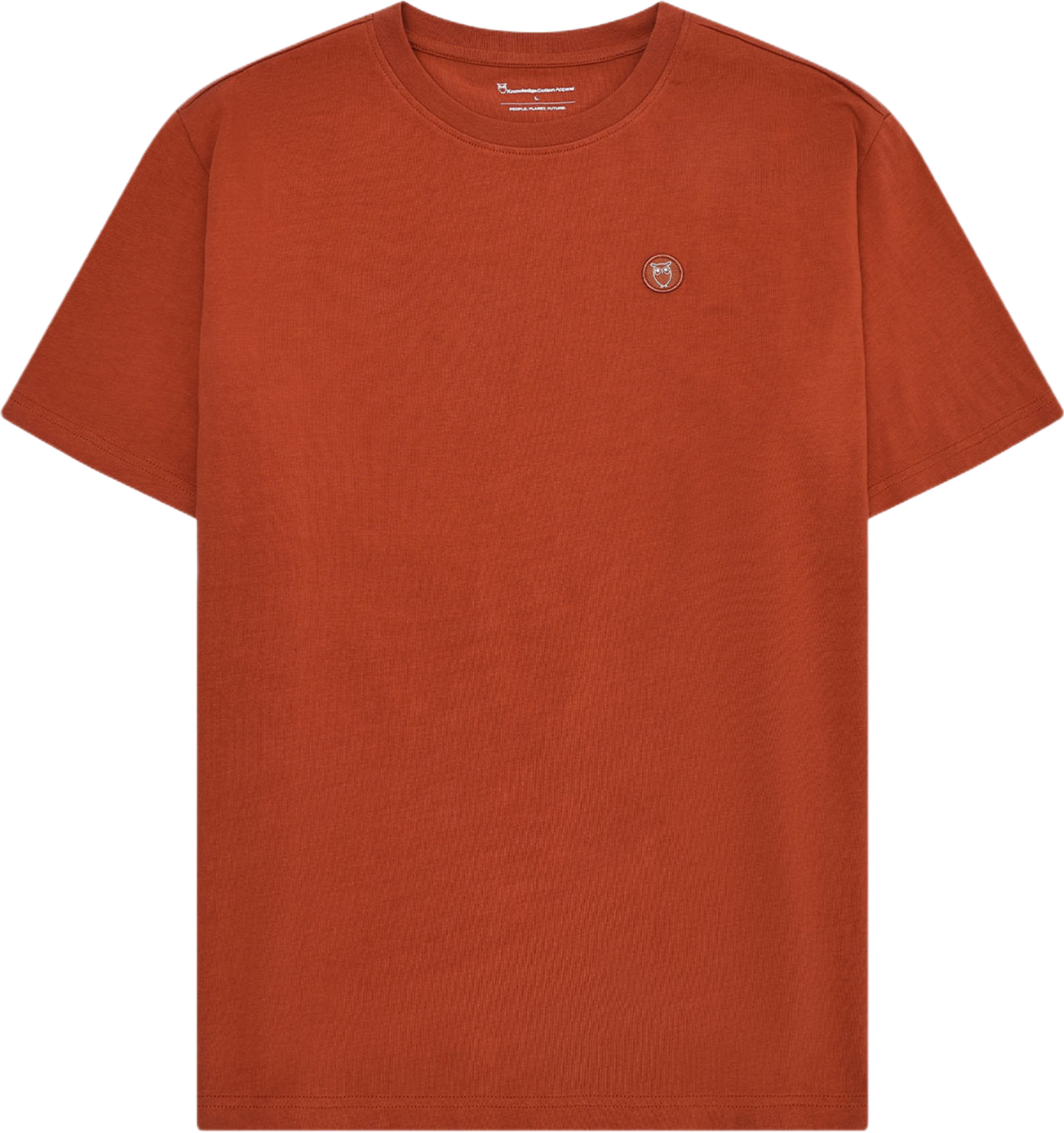 LOKE badge tee - GOTS/Vegan, från Knowledge Cotton Apparel, i färgen 1488 Burnt Brick. Klicka för att öppna bilden i stort format