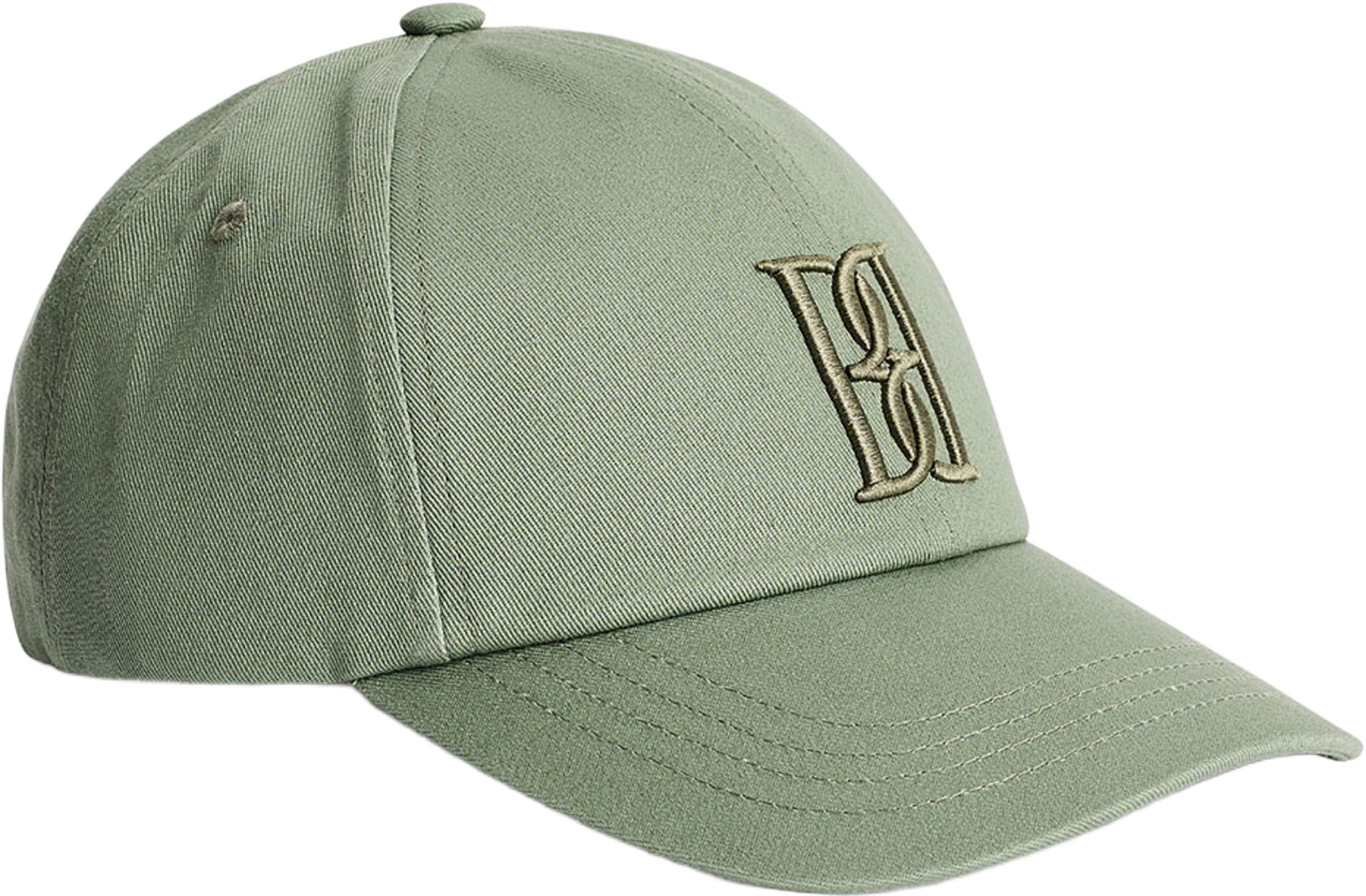 Aubrieli Hatt, från By Malene Birger, i färgen Deep Lichen Green. Klicka för att öppna bilden i stort format