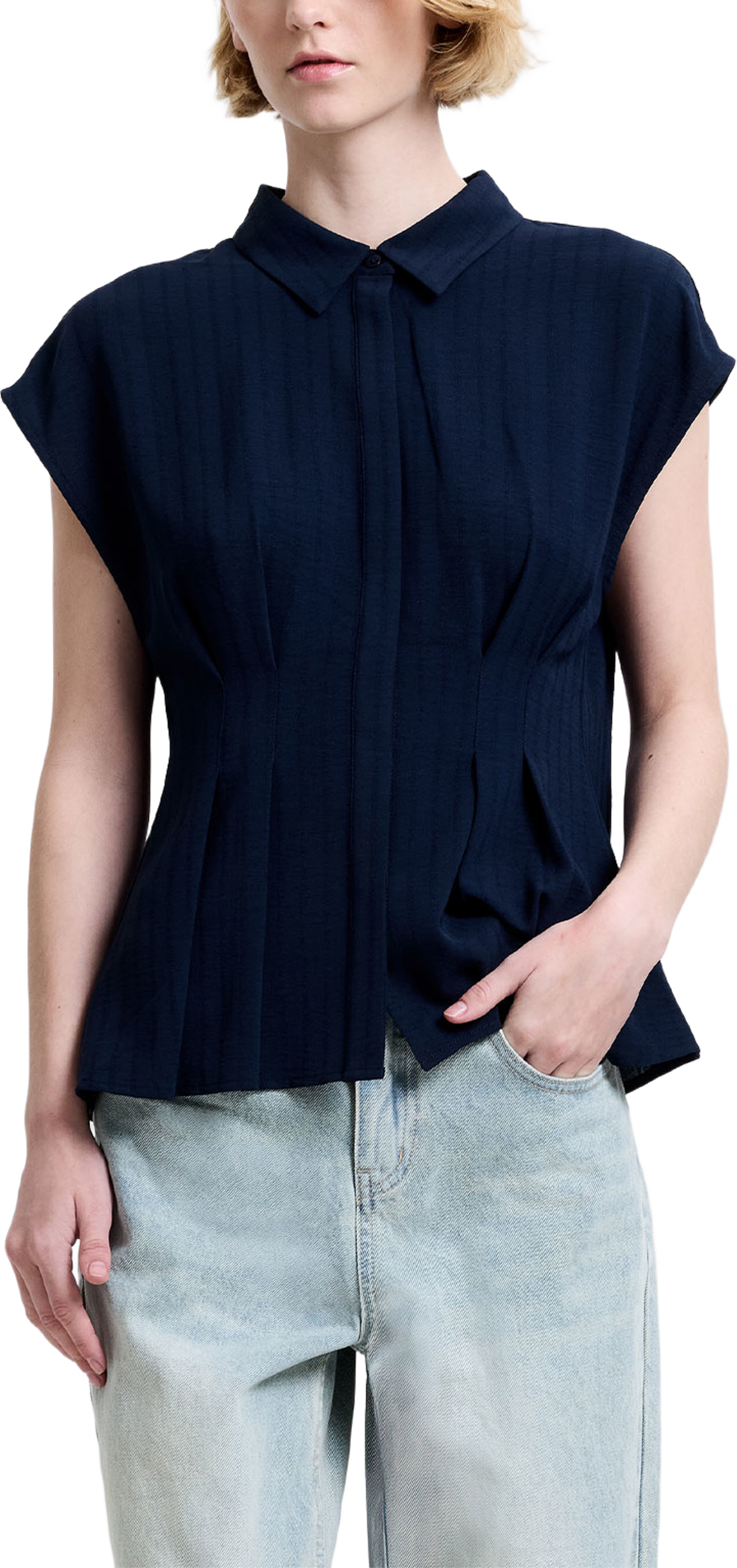 Codie Pleated Button Down Peplum Top, från French Connection, i färgen Navy. Klicka för att öppna bilden i stort format