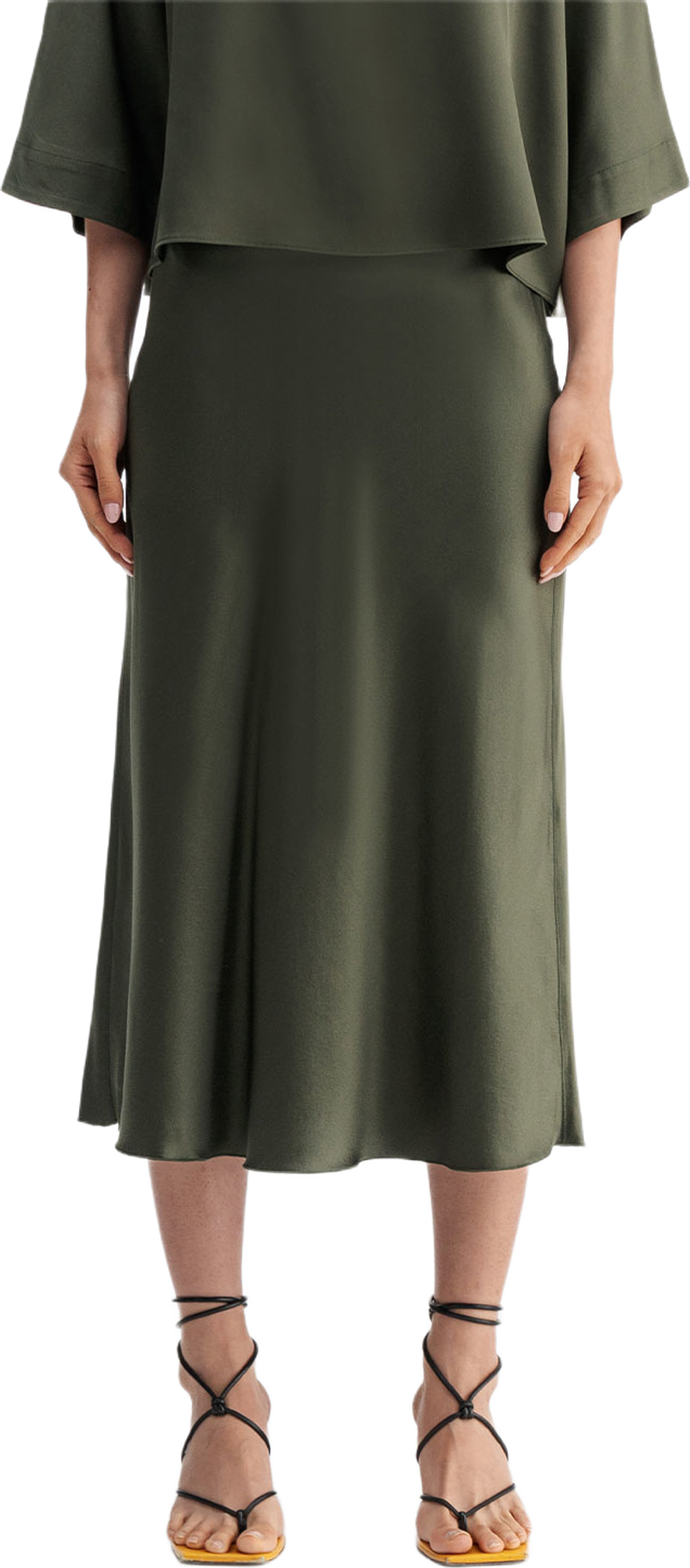 Hana satin silk skirt, från Ahlvar Gallery, i färgen Olive Green. Klicka för att öppna bilden i stort format