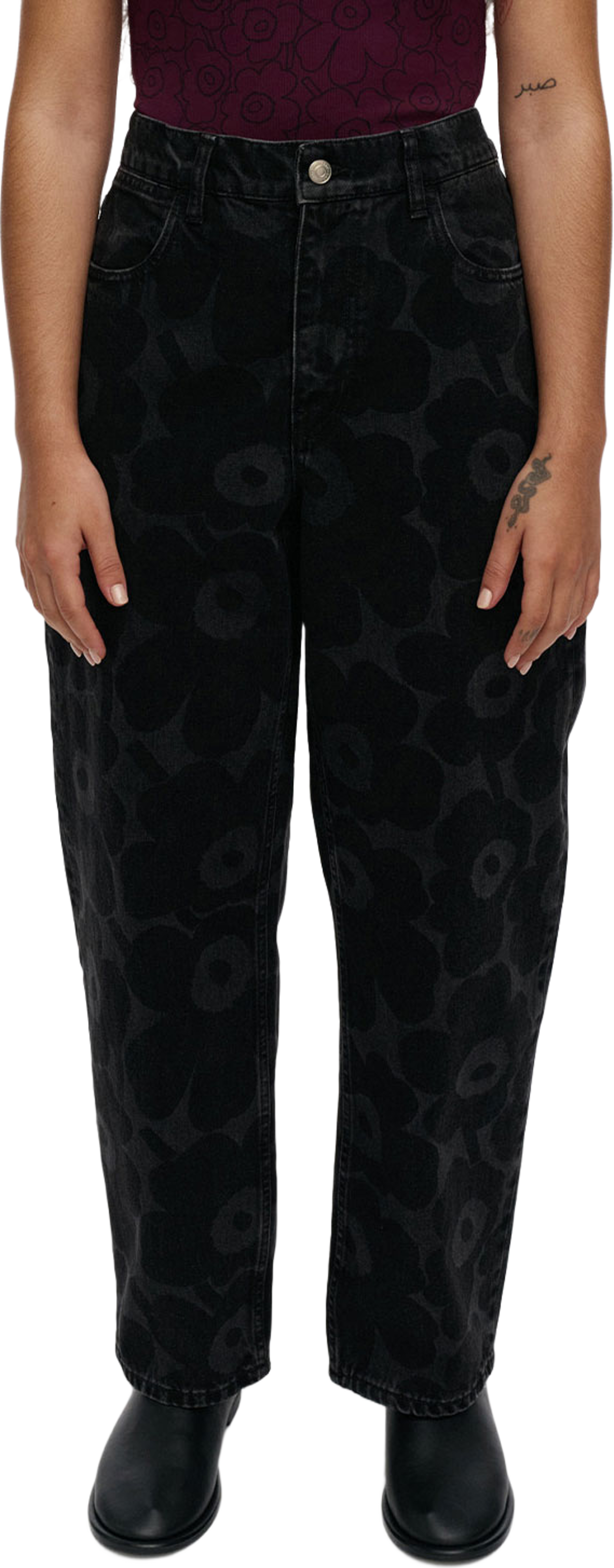 Maridenim Barrel Unikko Jeans, från Marimekko, i färgen Washed Black. Klicka för att öppna bilden i stort format