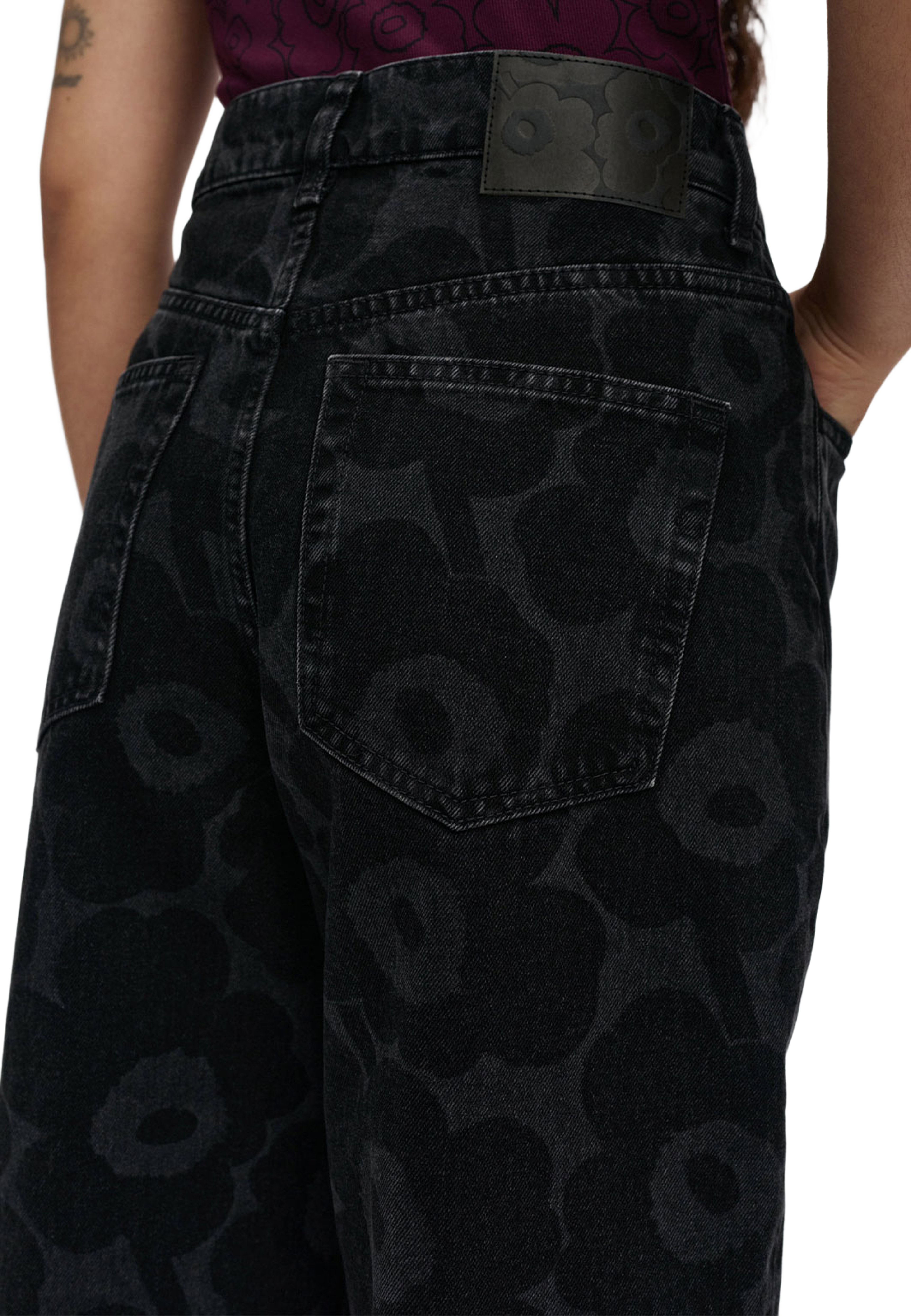 Maridenim Barrel Unikko Jeans, från Marimekko, i färgen Washed Black. Klicka för att öppna bilden i stort format