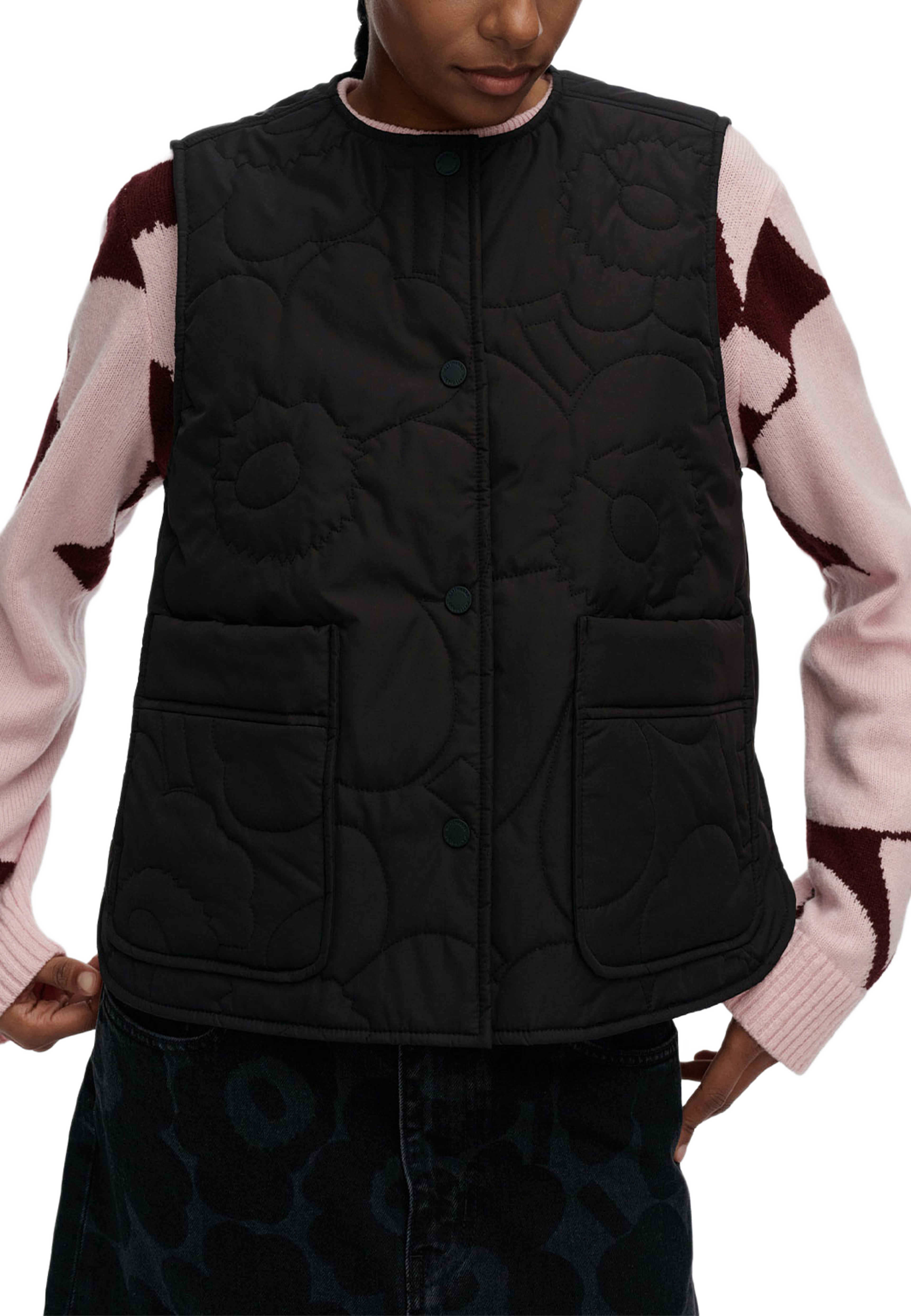 Kaiverrus Piirto Unikko Padded Vest, från Marimekko, i färgen Black. Black. Klicka för att öppna bilden i stort format