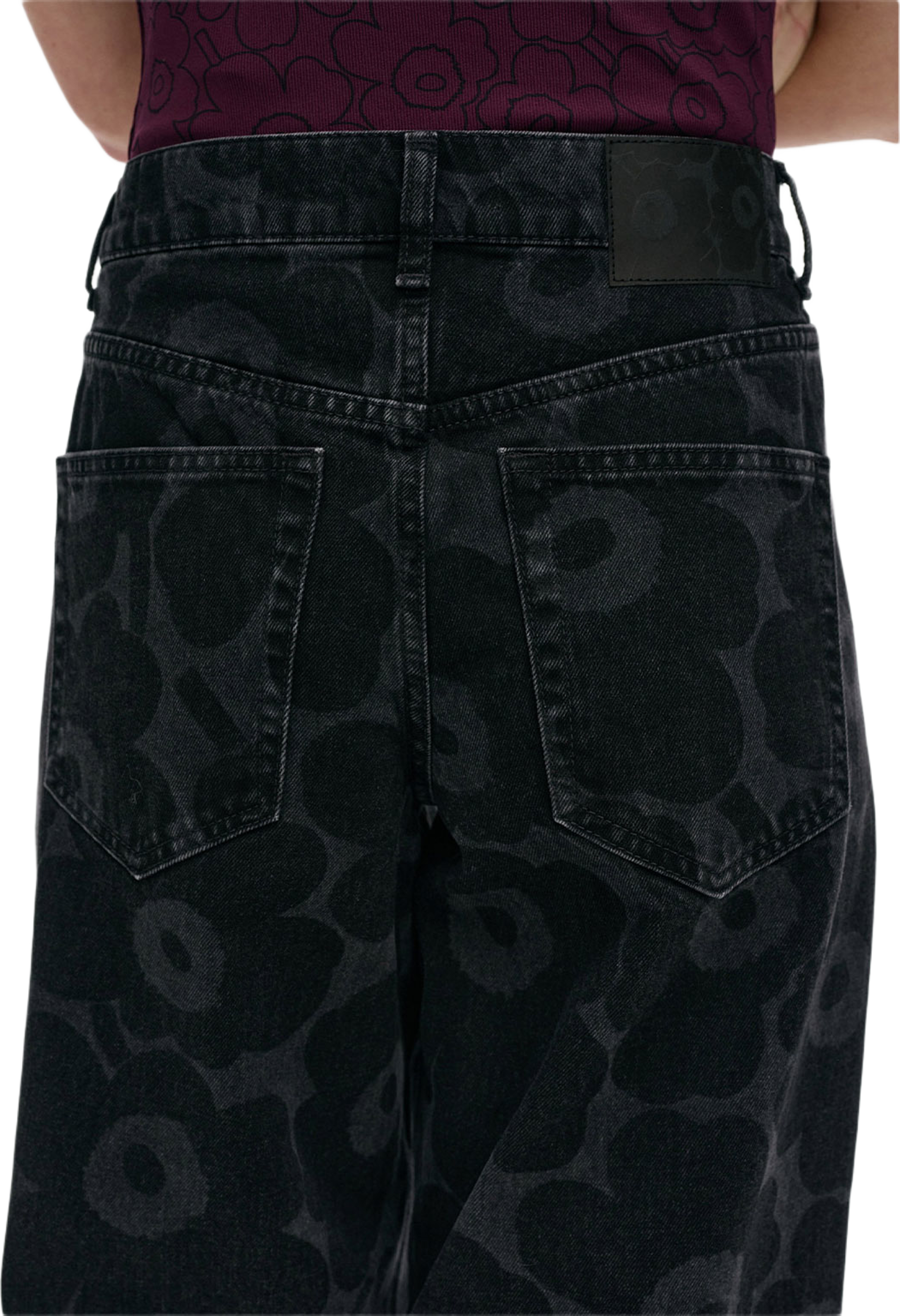 Maridenim Loose Unikko Jeans, från Marimekko, i färgen Washed Black. Klicka för att öppna bilden i stort format