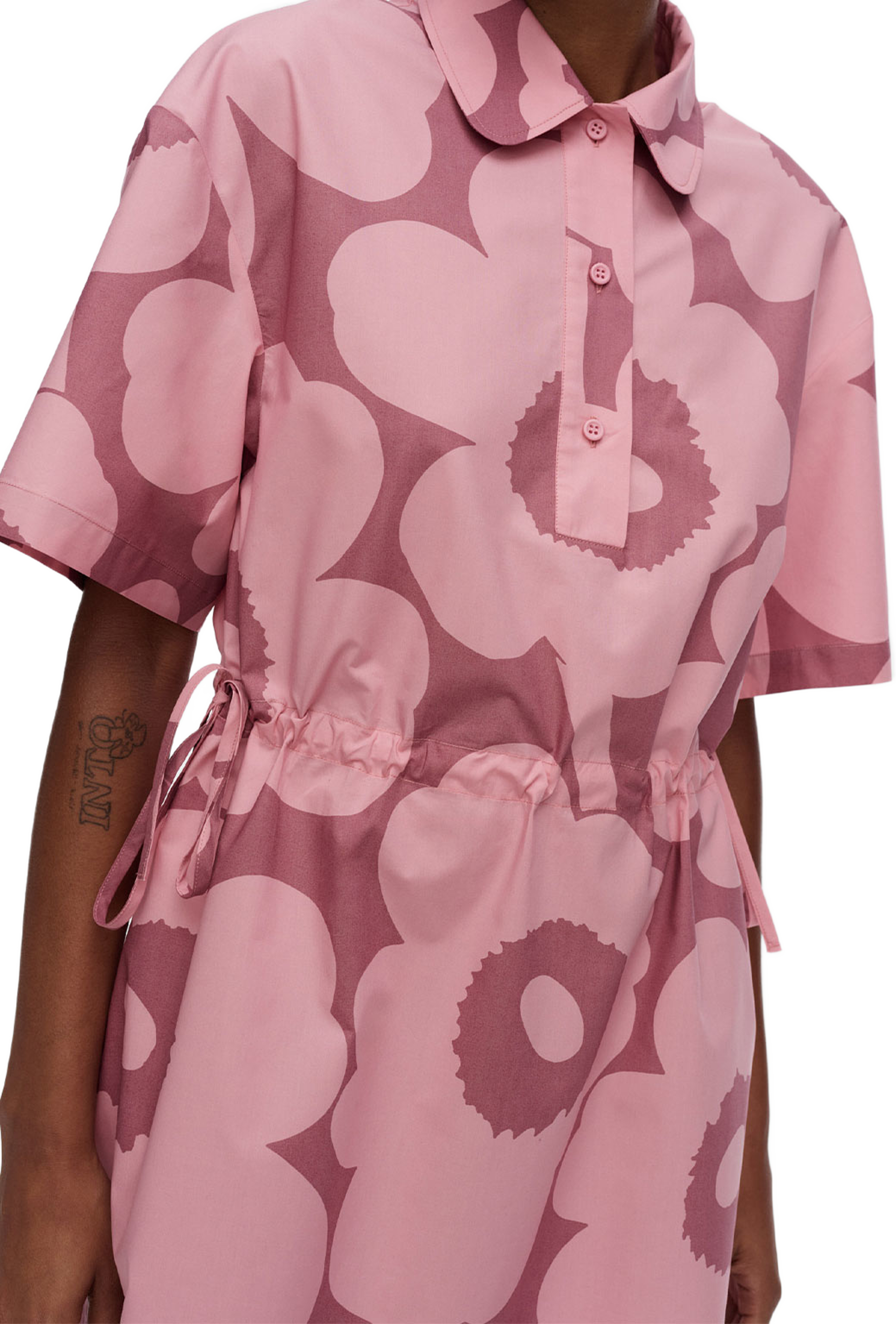 Katkelma Unikko Dress, från Marimekko, i färgen Rose, Dark Rose. Klicka för att öppna bilden i stort format