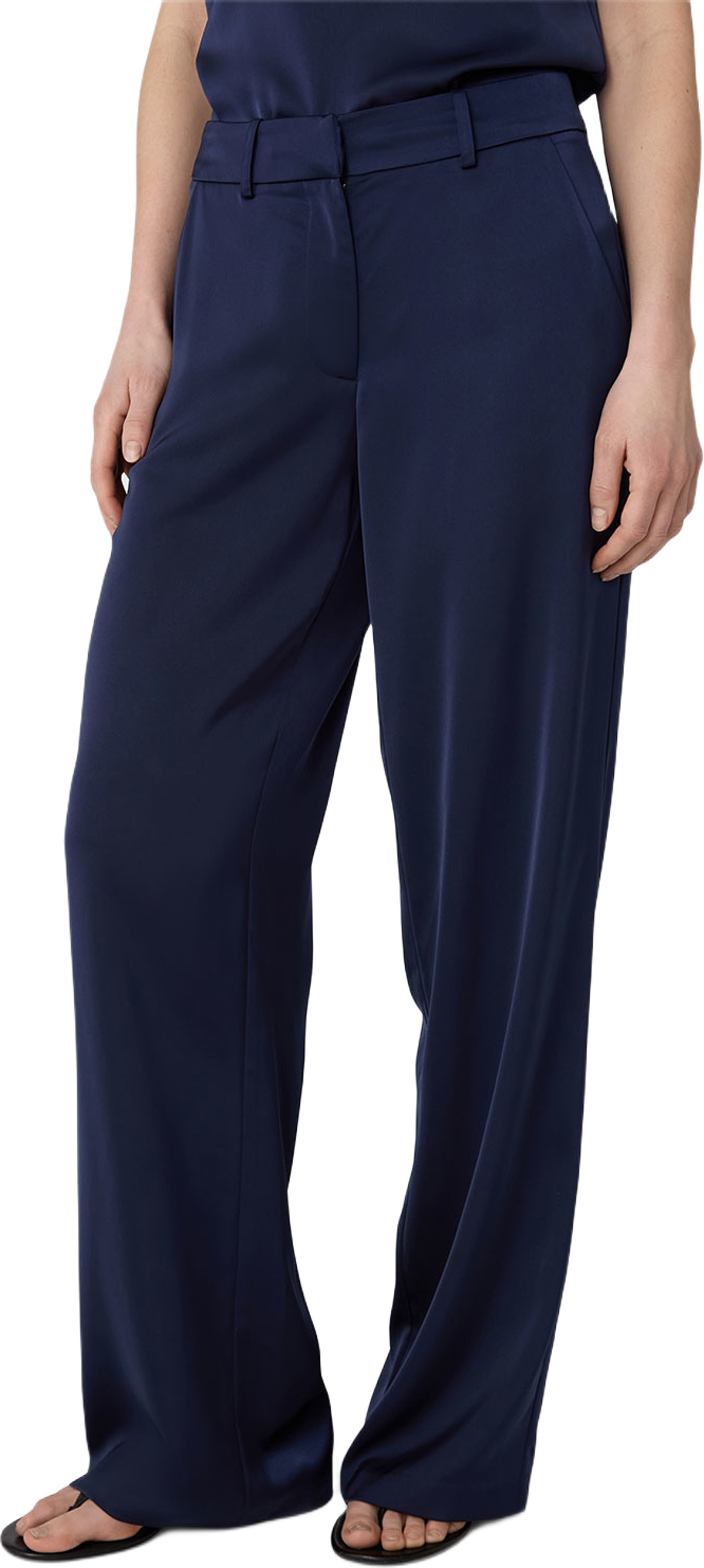 The Ingrid Satin Trousers, från Marville Road, i färgen Midnight Blue. Klicka för att öppna bilden i stort format