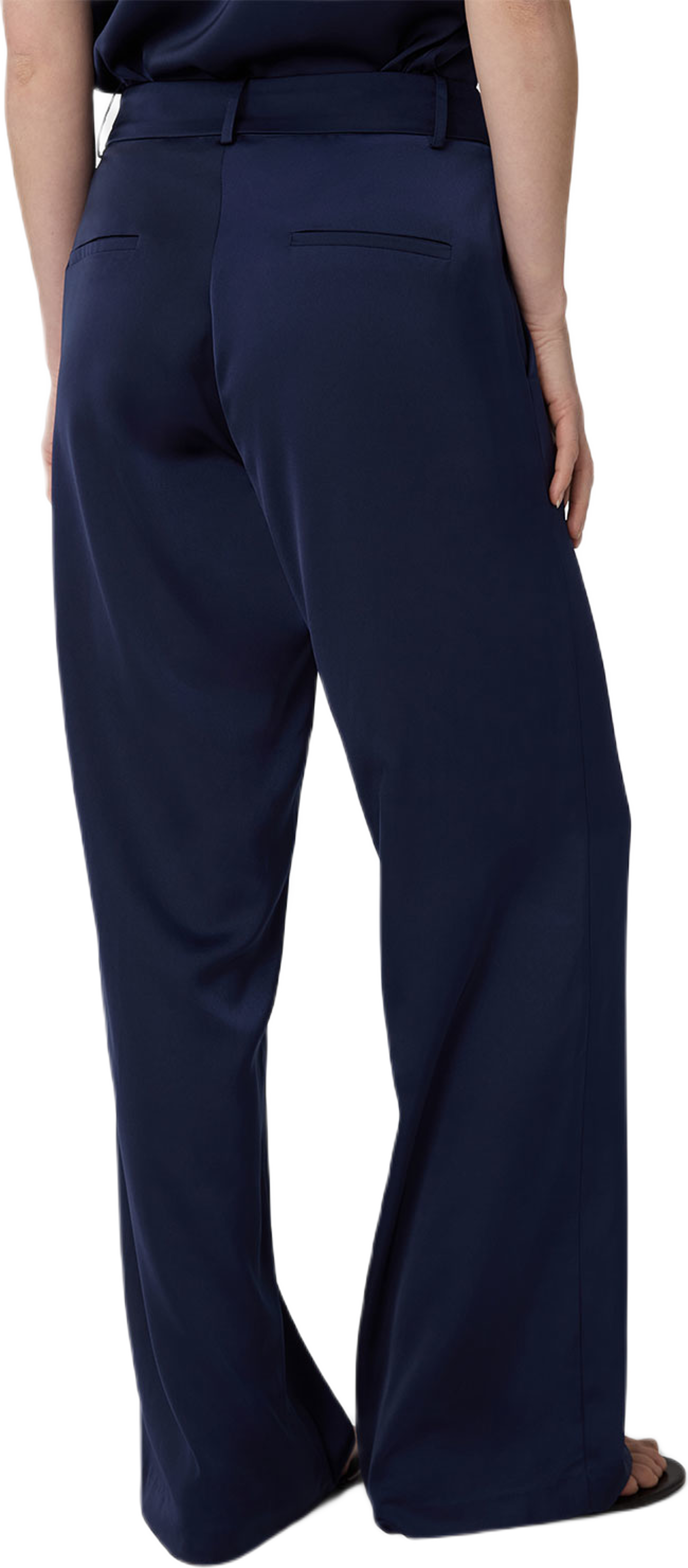 The Ingrid Satin Trousers, från Marville Road, i färgen Midnight Blue. Klicka för att öppna bilden i stort format