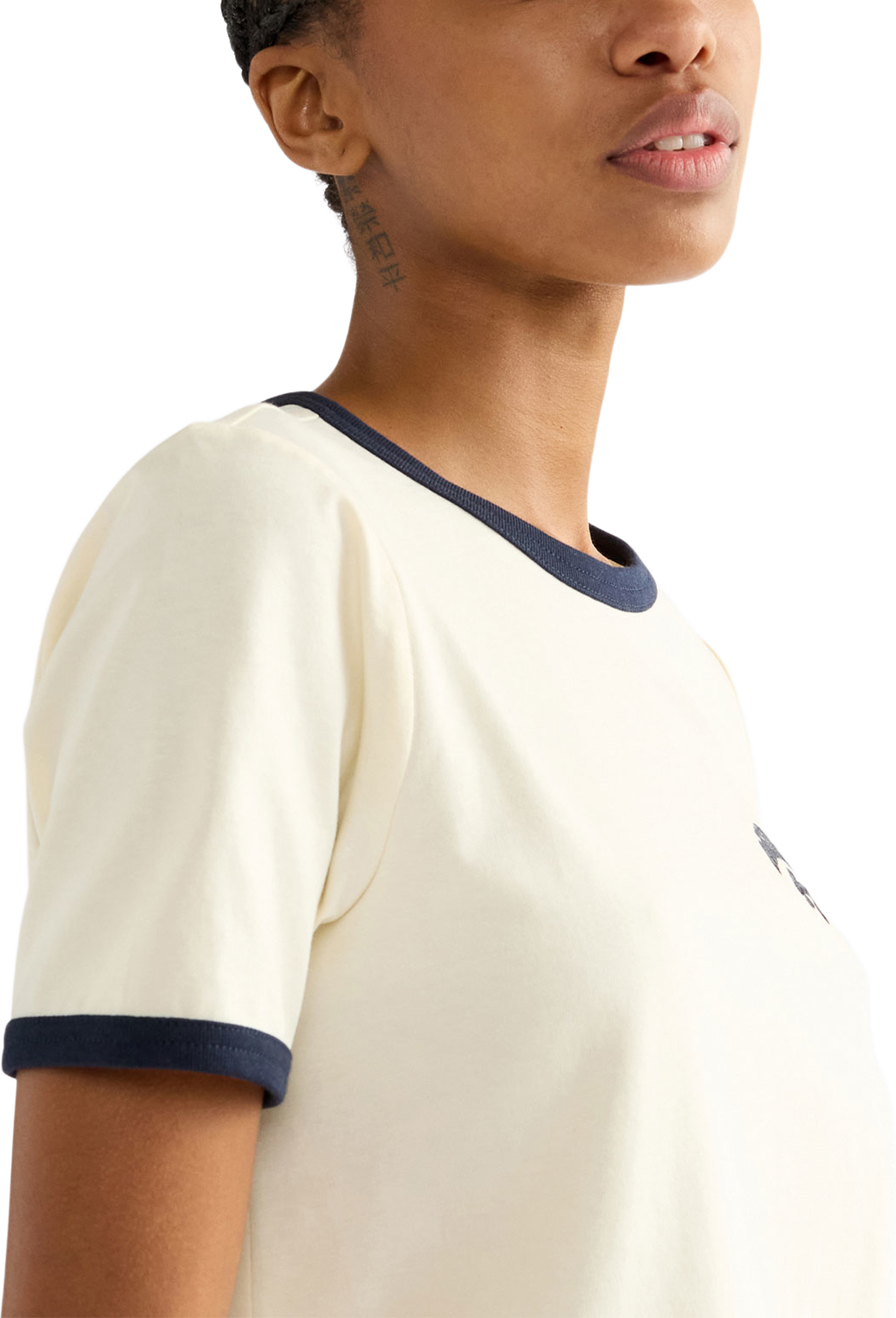 Ringer Tee, från Wrangler, i färgen Antique White. Klicka för att öppna bilden i stort format