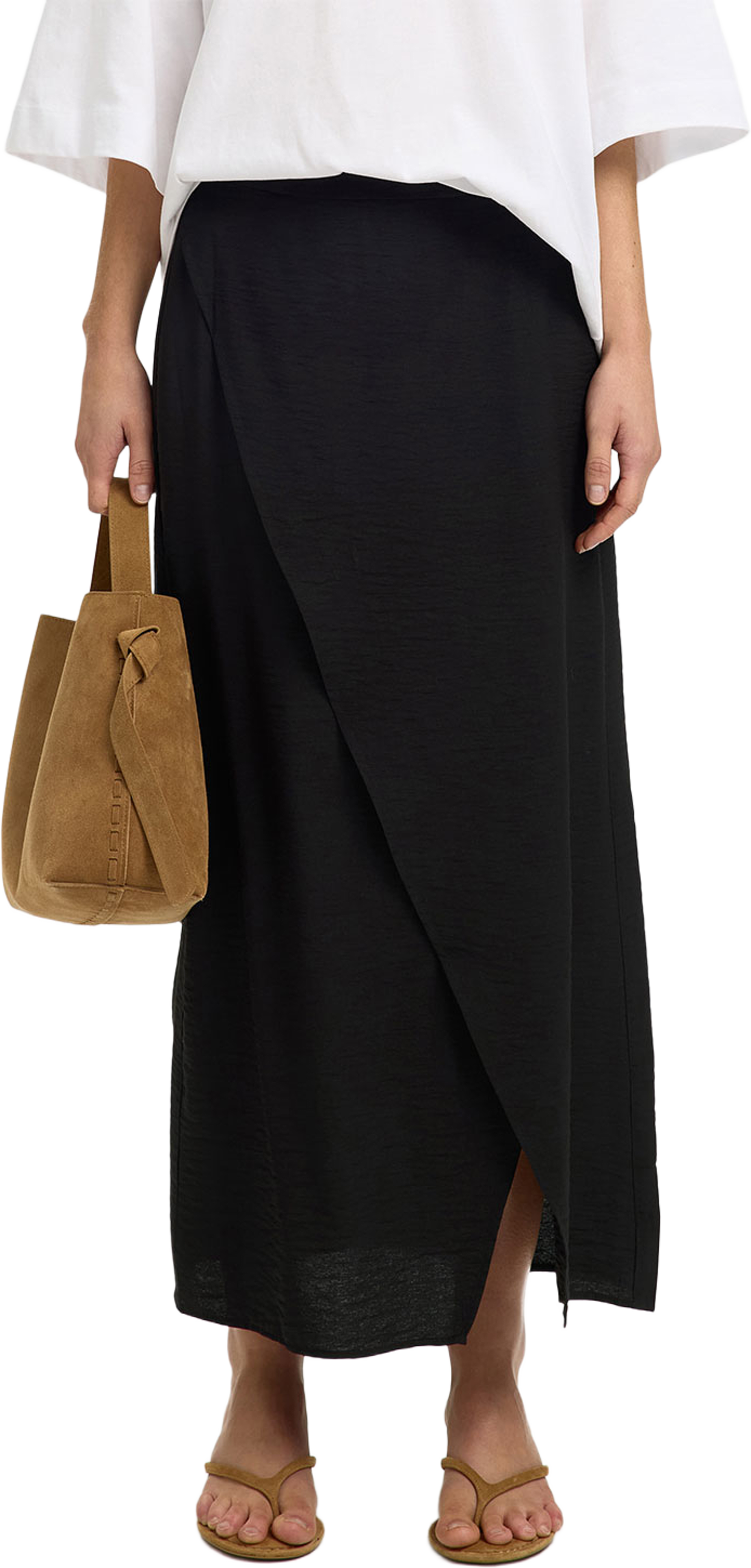 Lisa Ankle Wrap Skirt, från Selected Femme, i färgen Black. Klicka för att öppna bilden i stort format
