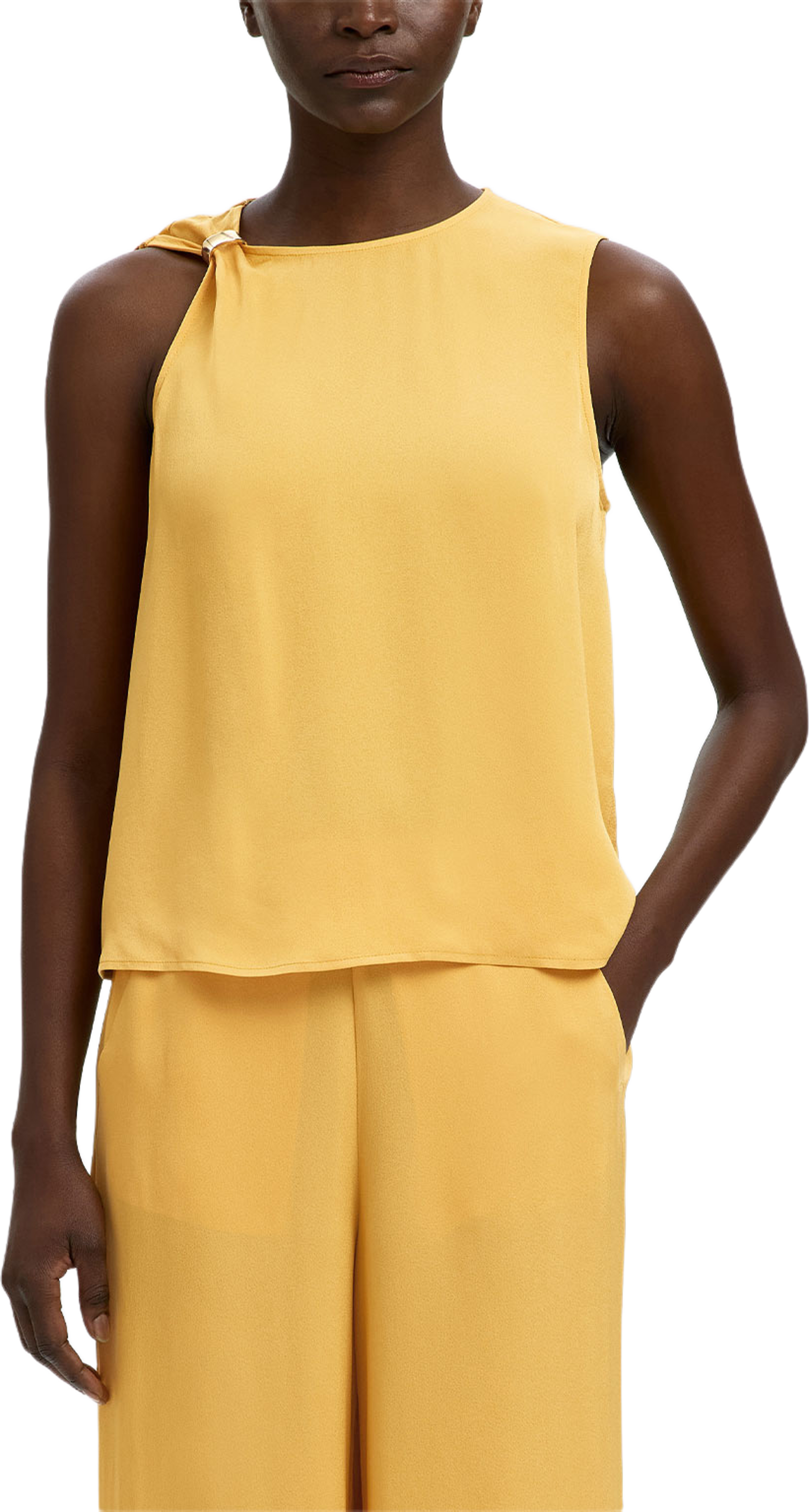 Laura Top, från Selected Femme, i färgen Ochre. Klicka för att öppna bilden i stort format